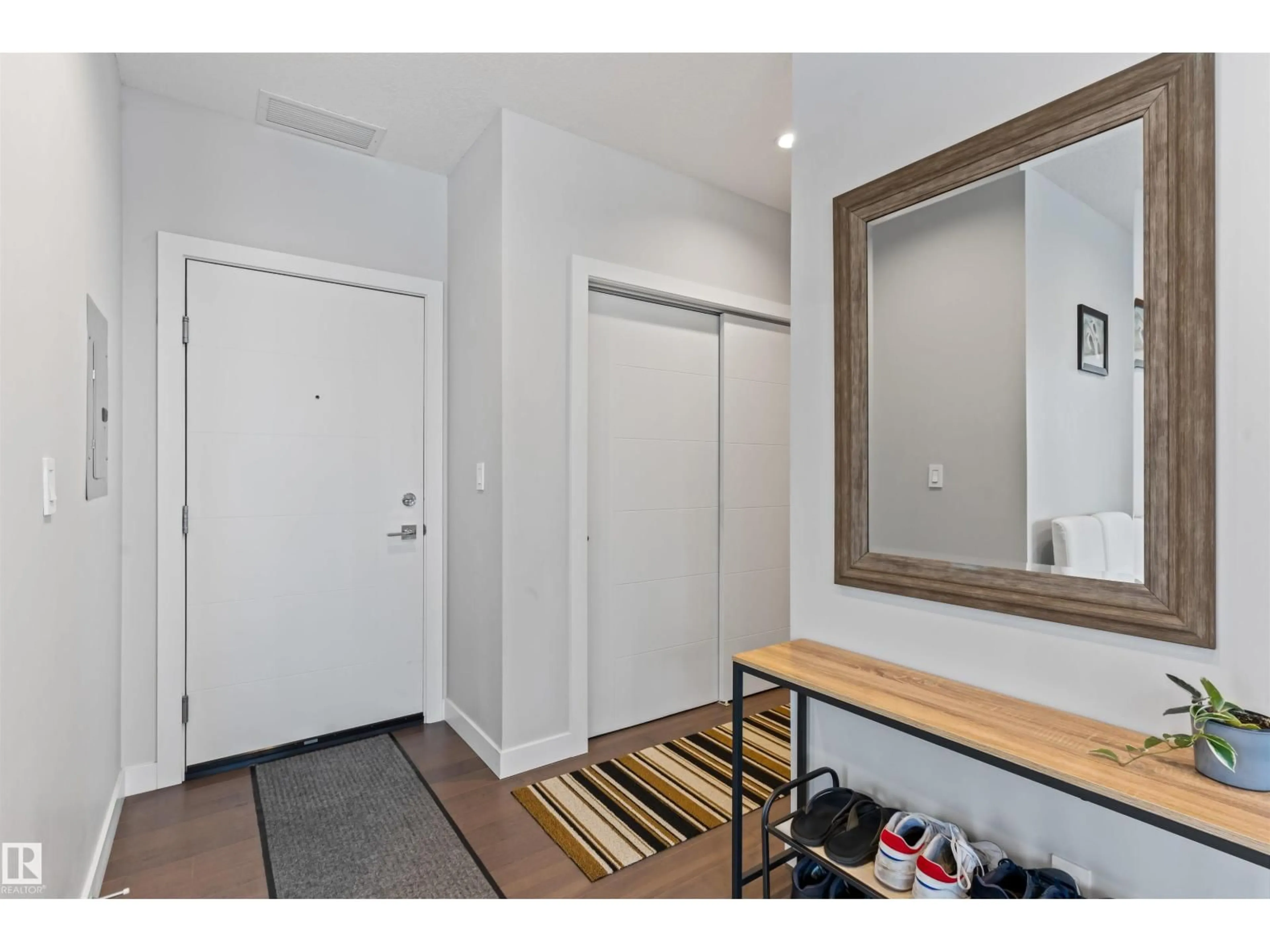 Indoor entryway for 10238 - 1107 103 ST NW, Edmonton Alberta T5J0G6
