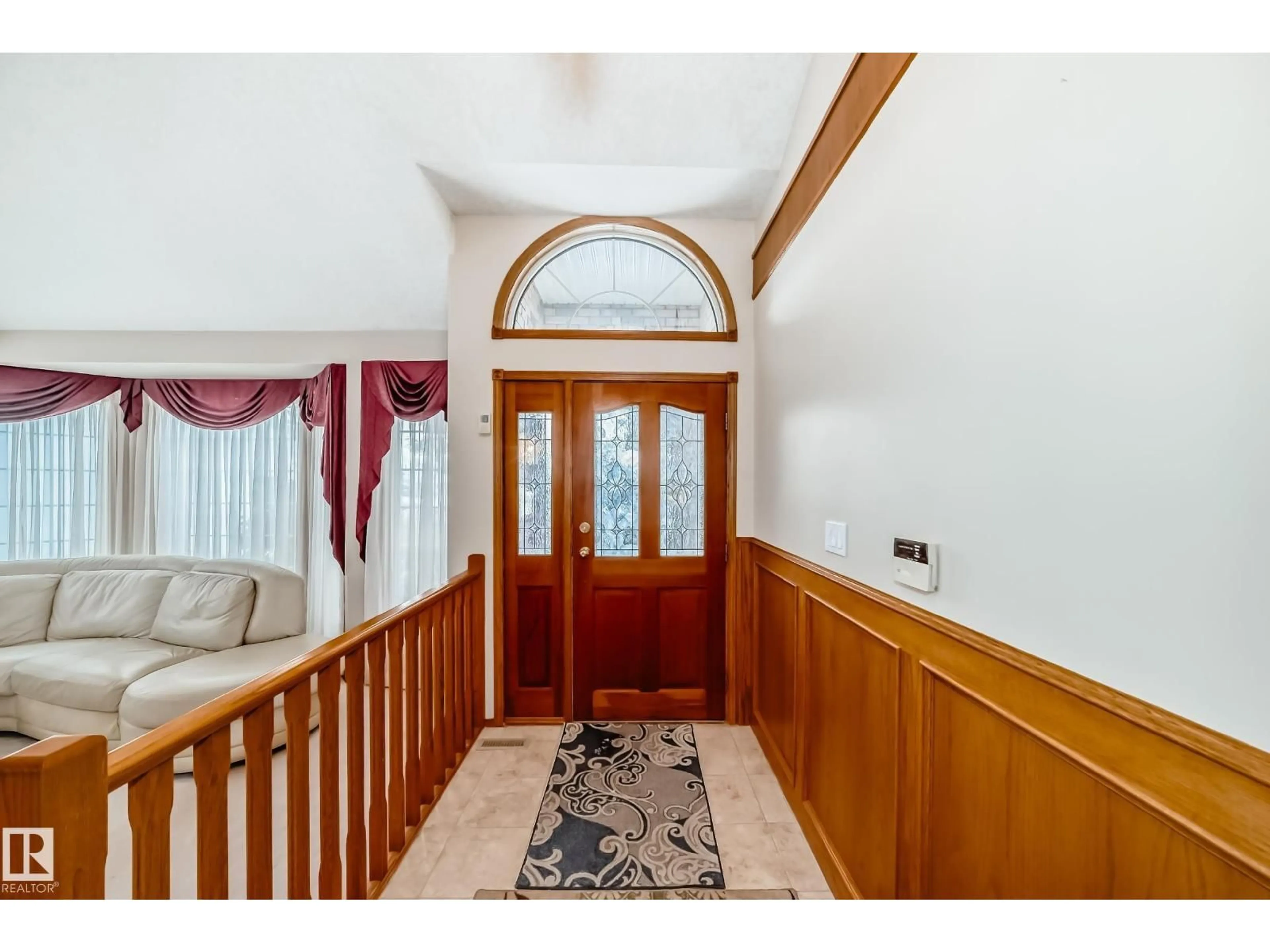 Indoor foyer for 1720 BEARSPAW DR, Edmonton Alberta T6J5E3