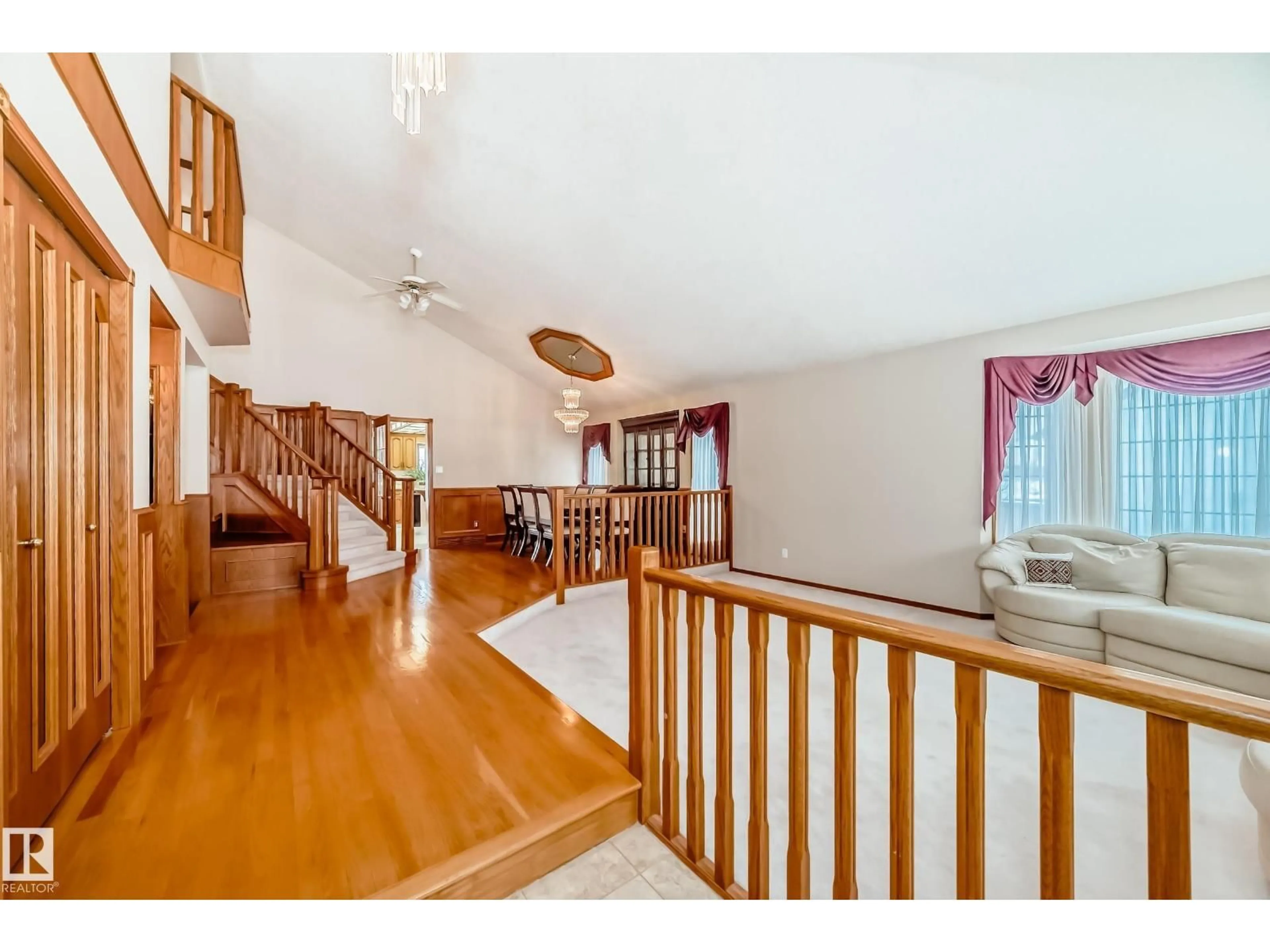 Indoor foyer for 1720 BEARSPAW DR, Edmonton Alberta T6J5E3