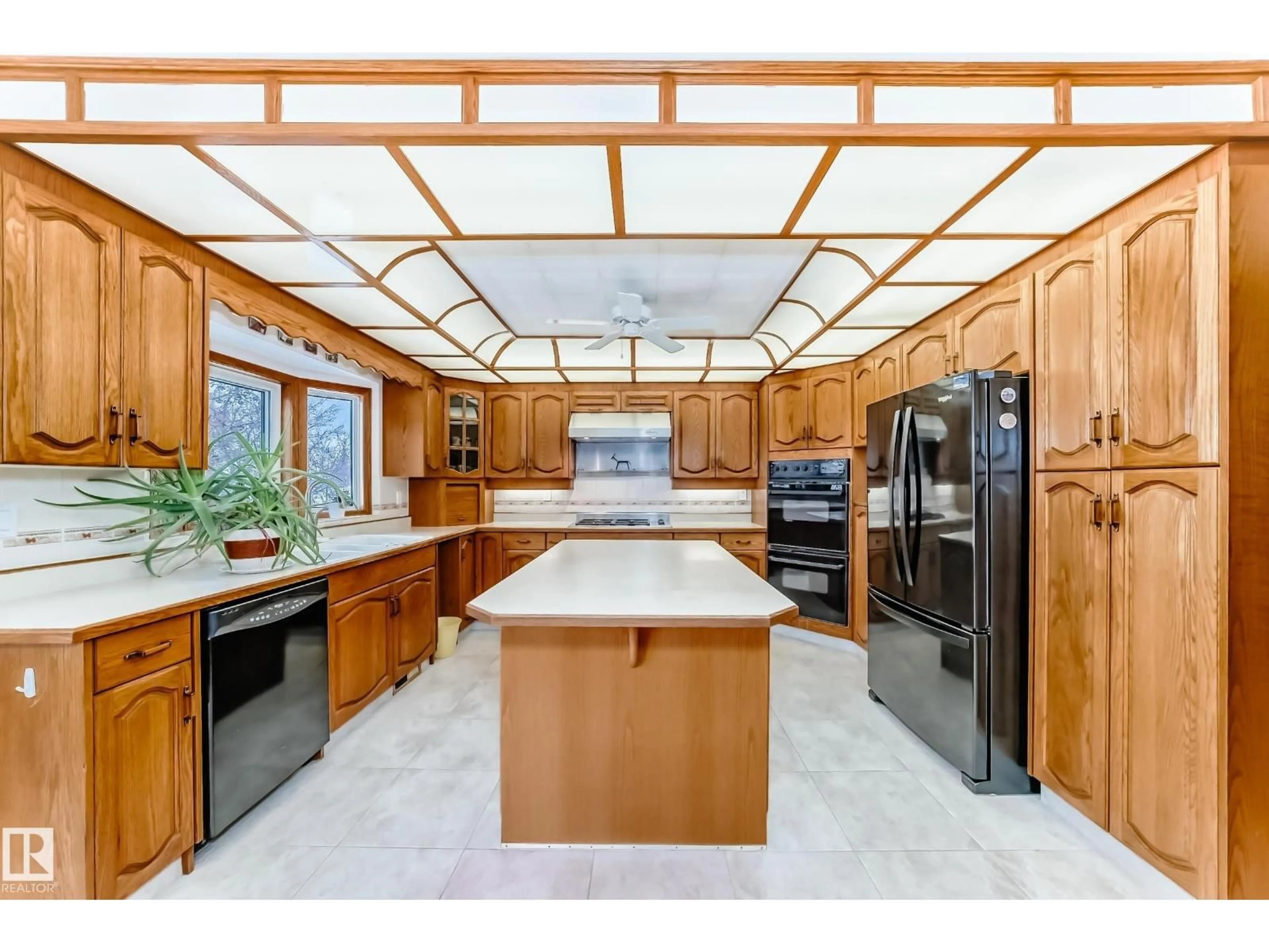 Open concept kitchen, ceramic/tile floor for 1720 BEARSPAW DR, Edmonton Alberta T6J5E3