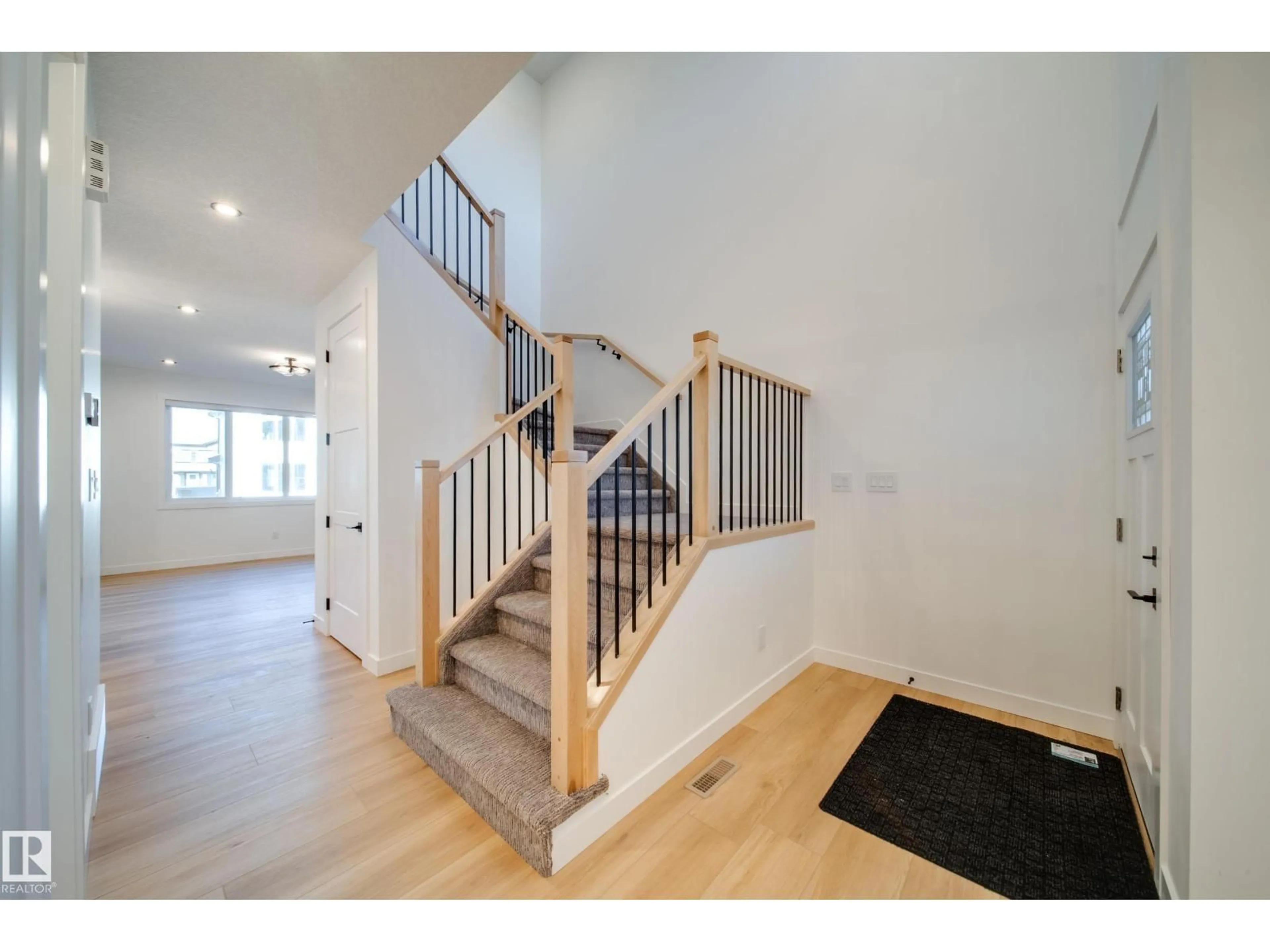 Stairs for 18 BLACKBIRD BN, Fort Saskatchewan Alberta T8L0G6