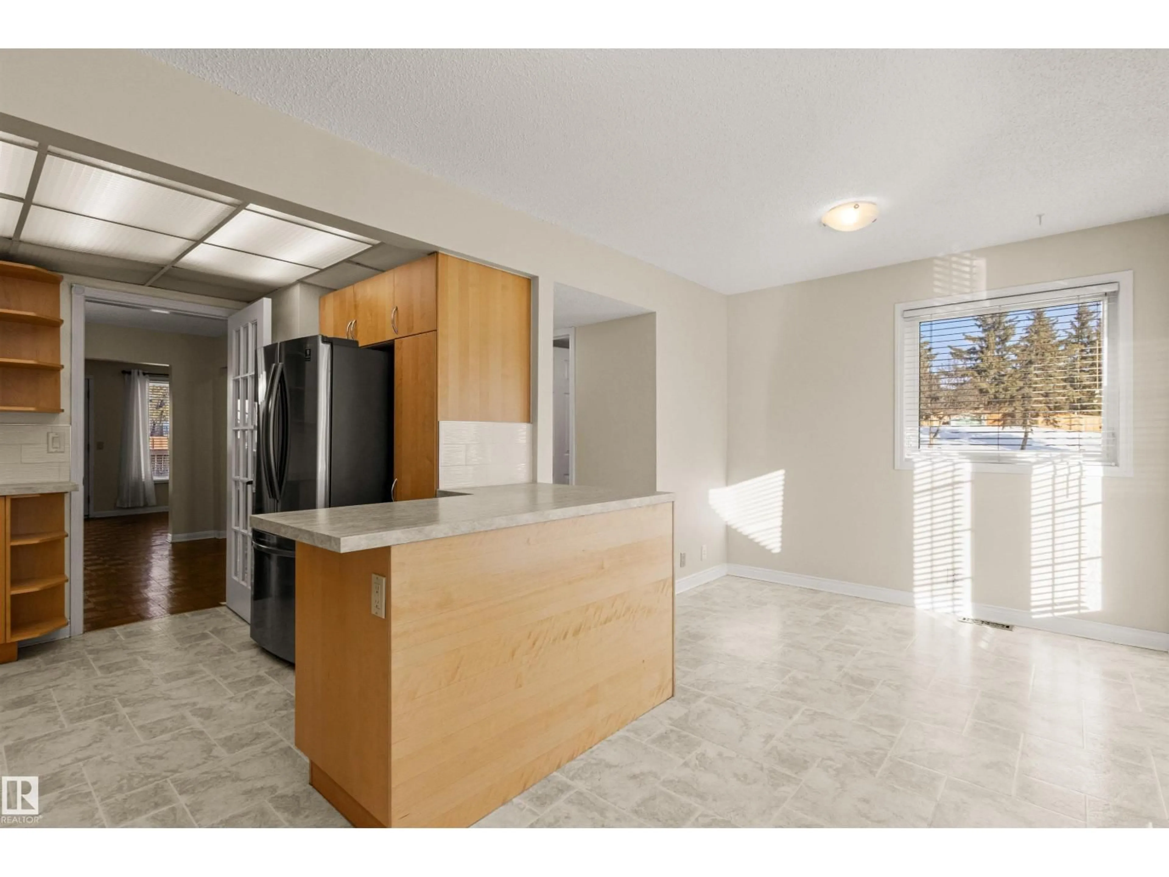 Open concept kitchen, unknown for 146 GRANDIN WOODS, St. Albert Alberta T8N2Y4