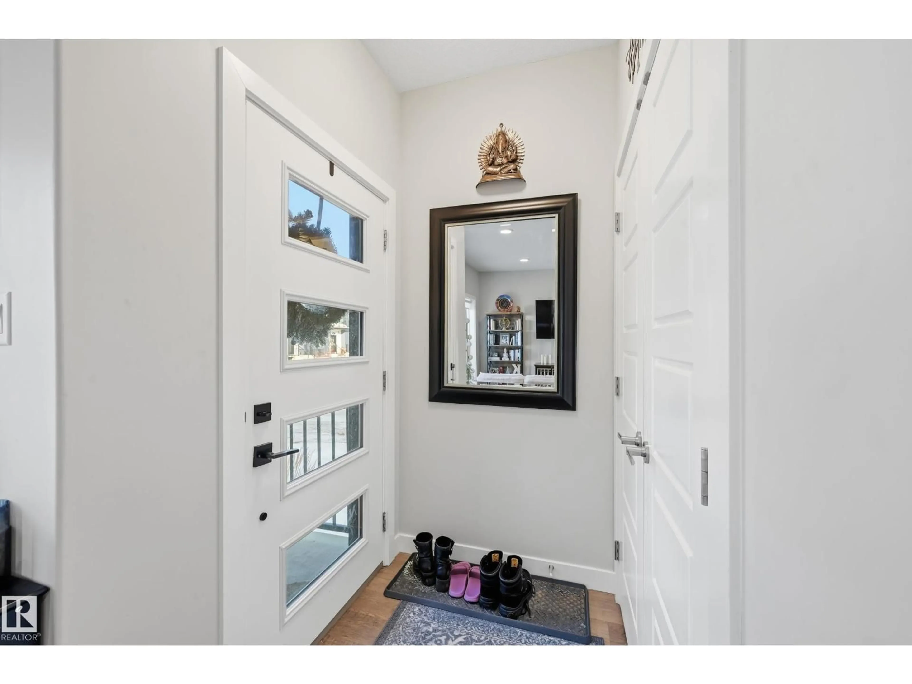 Indoor entryway for 7803 YORKE RD, Edmonton Alberta T5G2R6