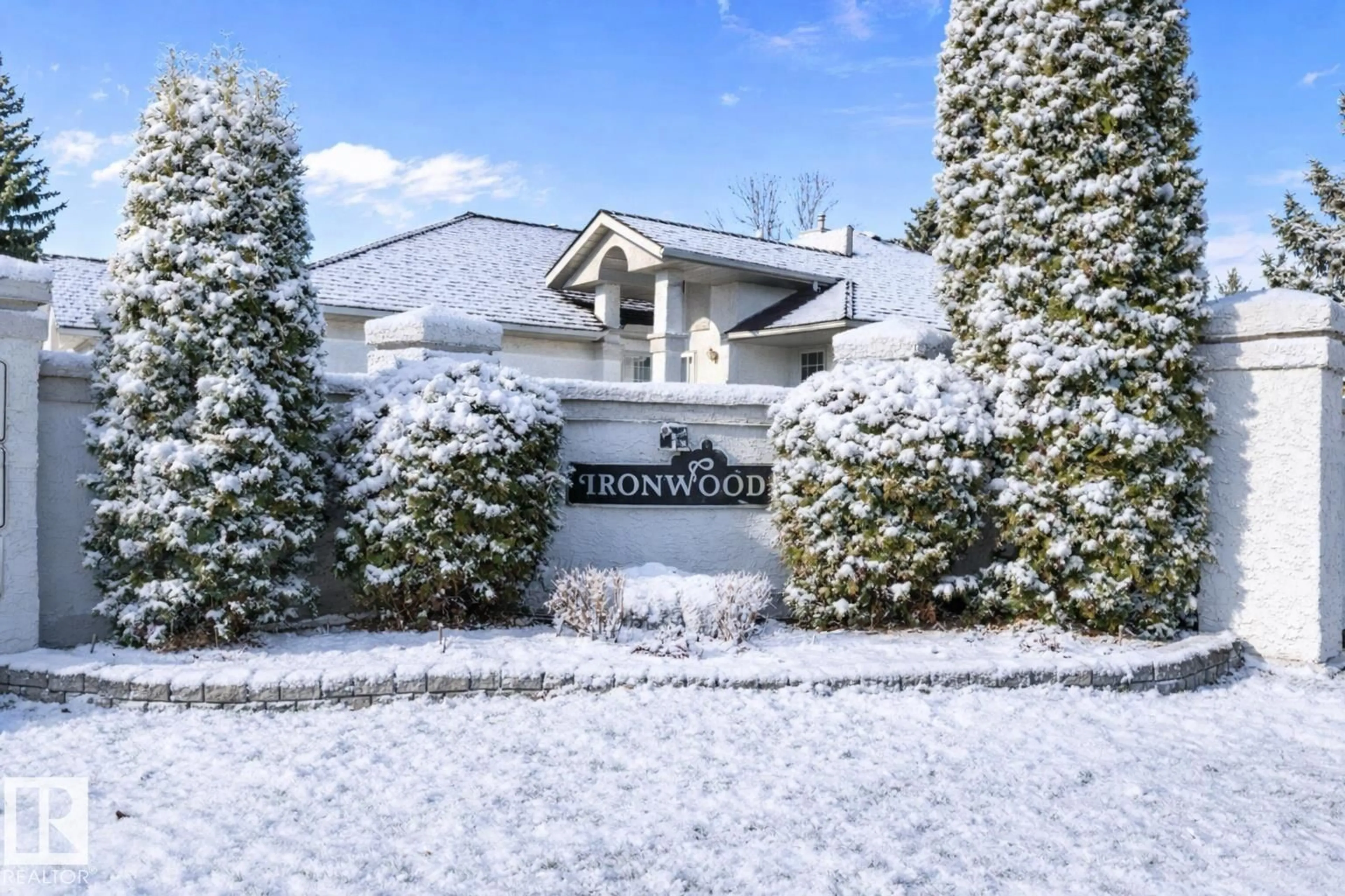 Indoor foyer for 108 IRONWOOD PL, Edmonton Alberta T6J6R4