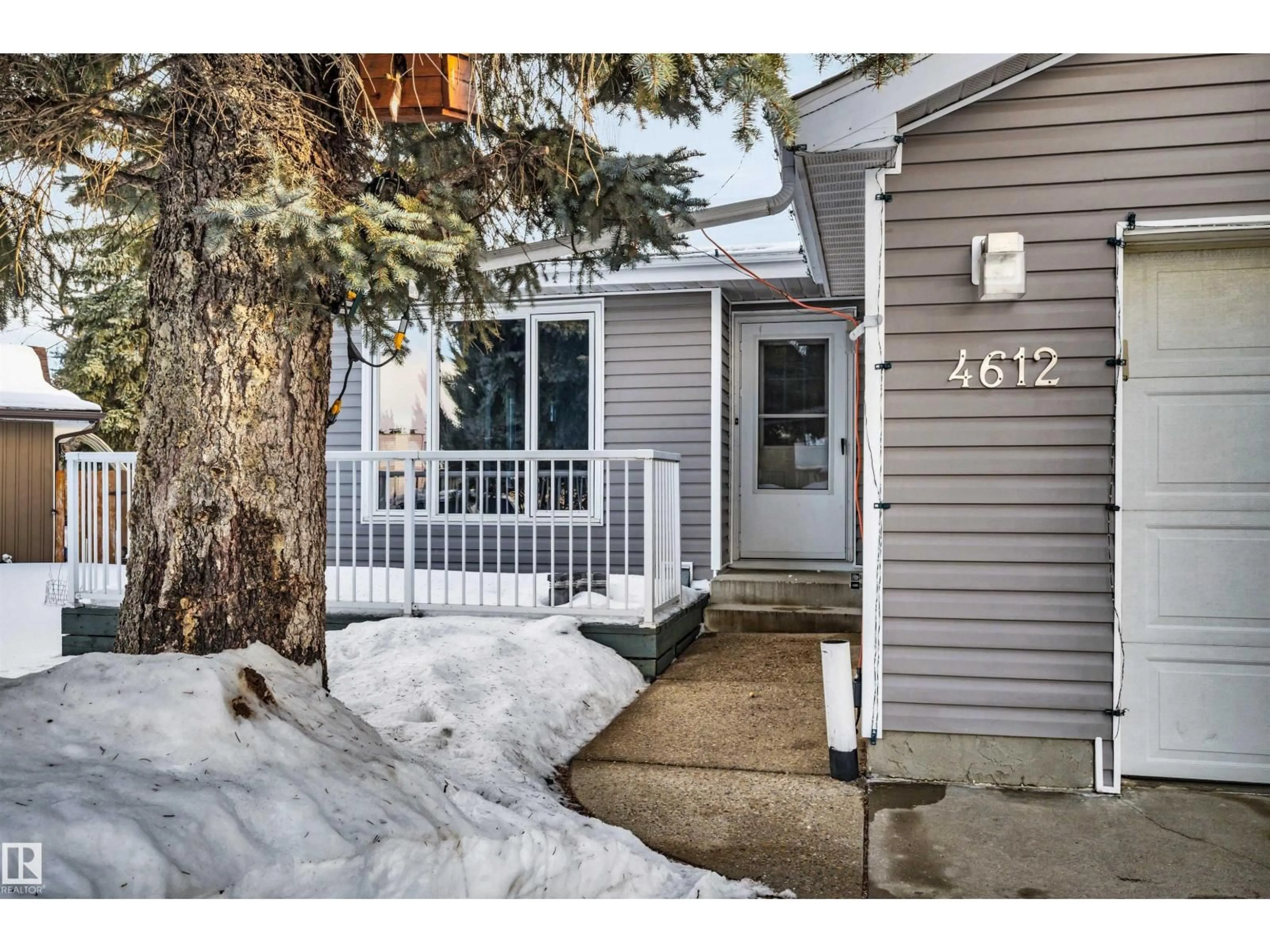 Indoor entryway for 4612 10A AV, Edmonton Alberta T6L4A6
