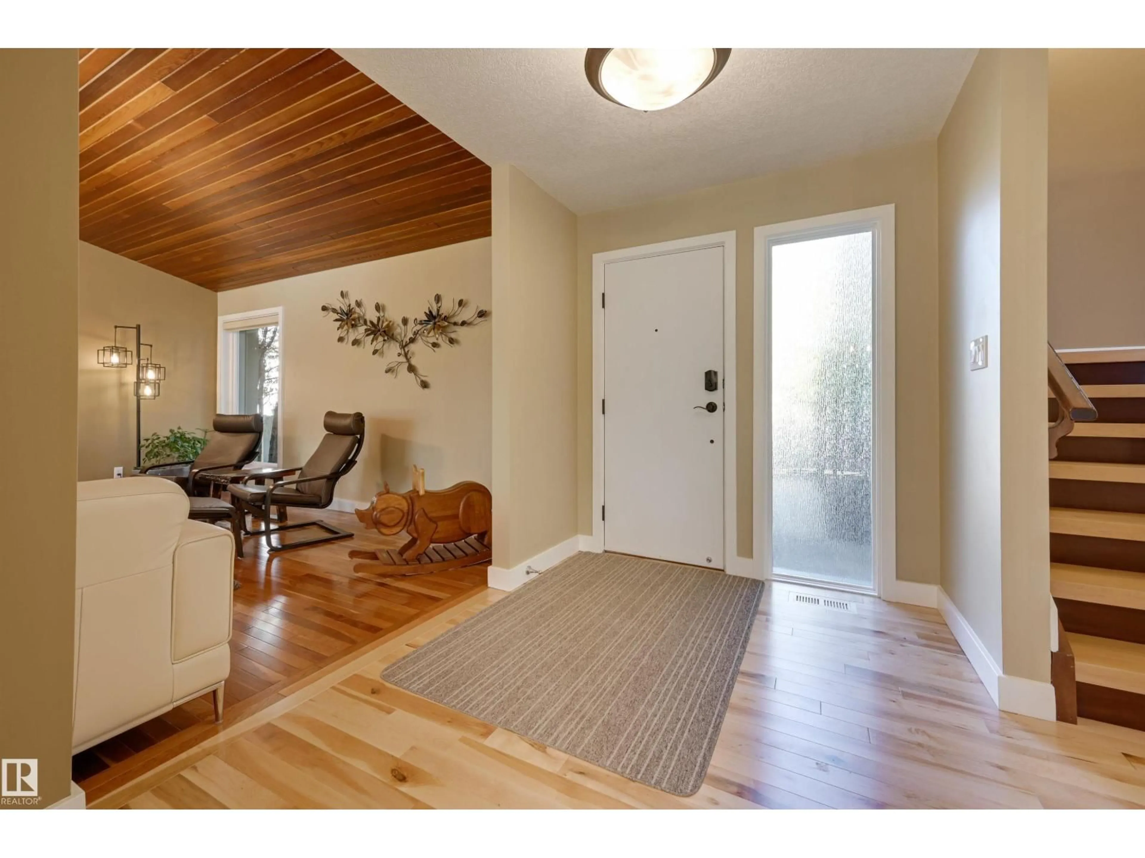 Indoor entryway for 17623 53 AV, Edmonton Alberta T6G1M4