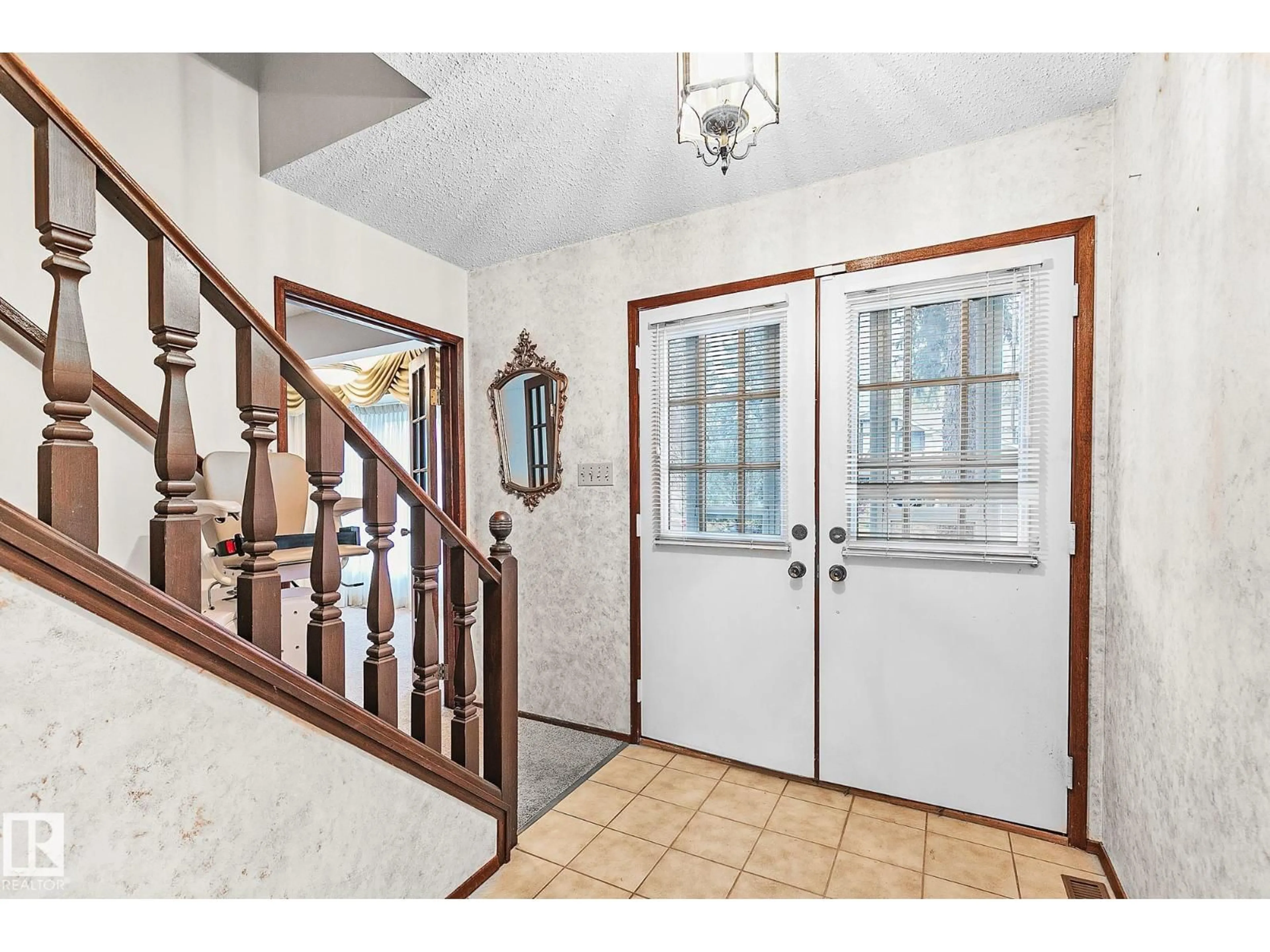 Indoor entryway for 186 WILLOW WY, Edmonton Alberta T5T1C8