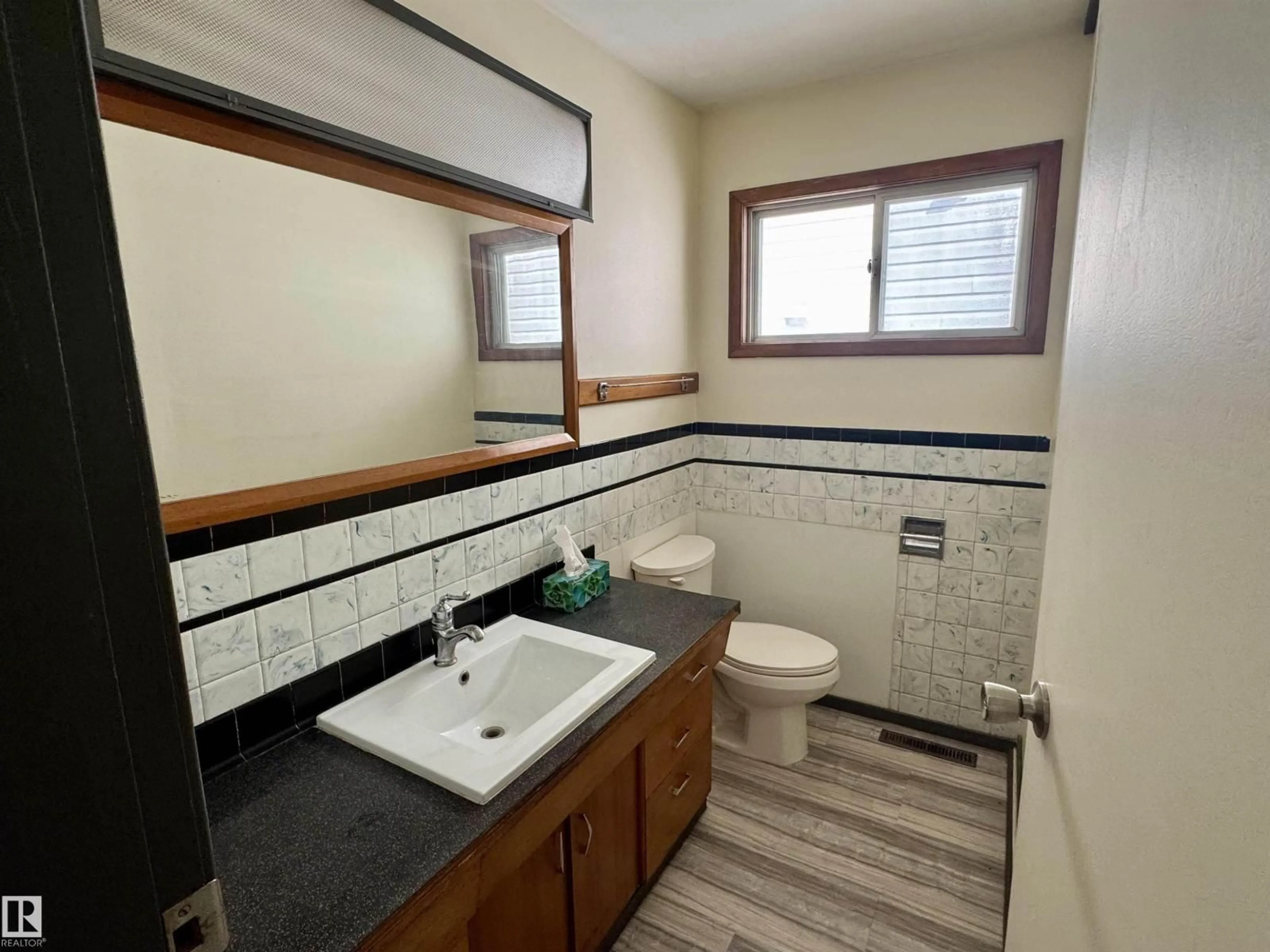 Standard bathroom, ceramic/tile floor for NW - 12312 82 ST, Edmonton Alberta T5B2X2