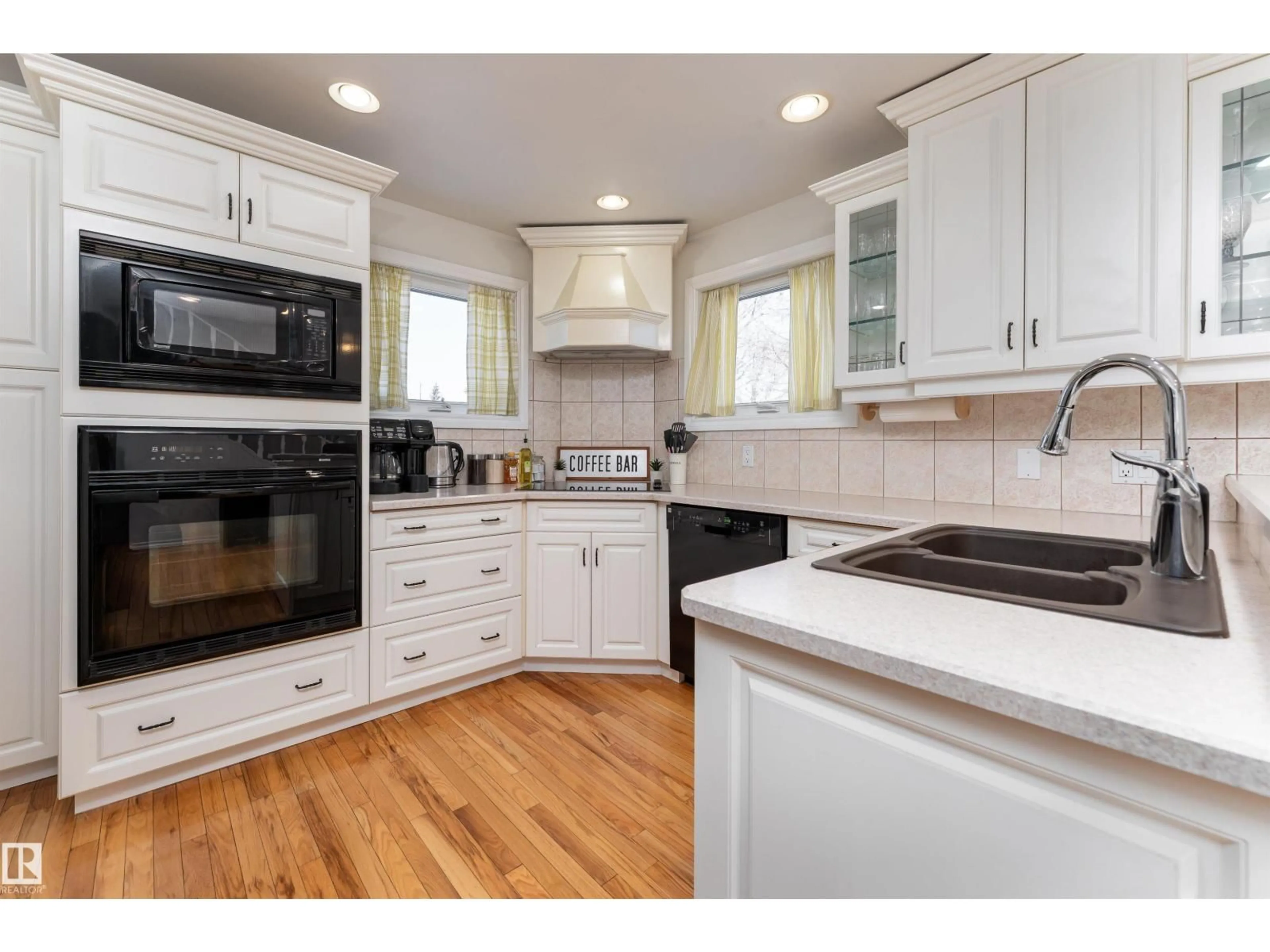 Open concept kitchen, unknown for 4712 50 AV, Beaumont Alberta T4X1H5