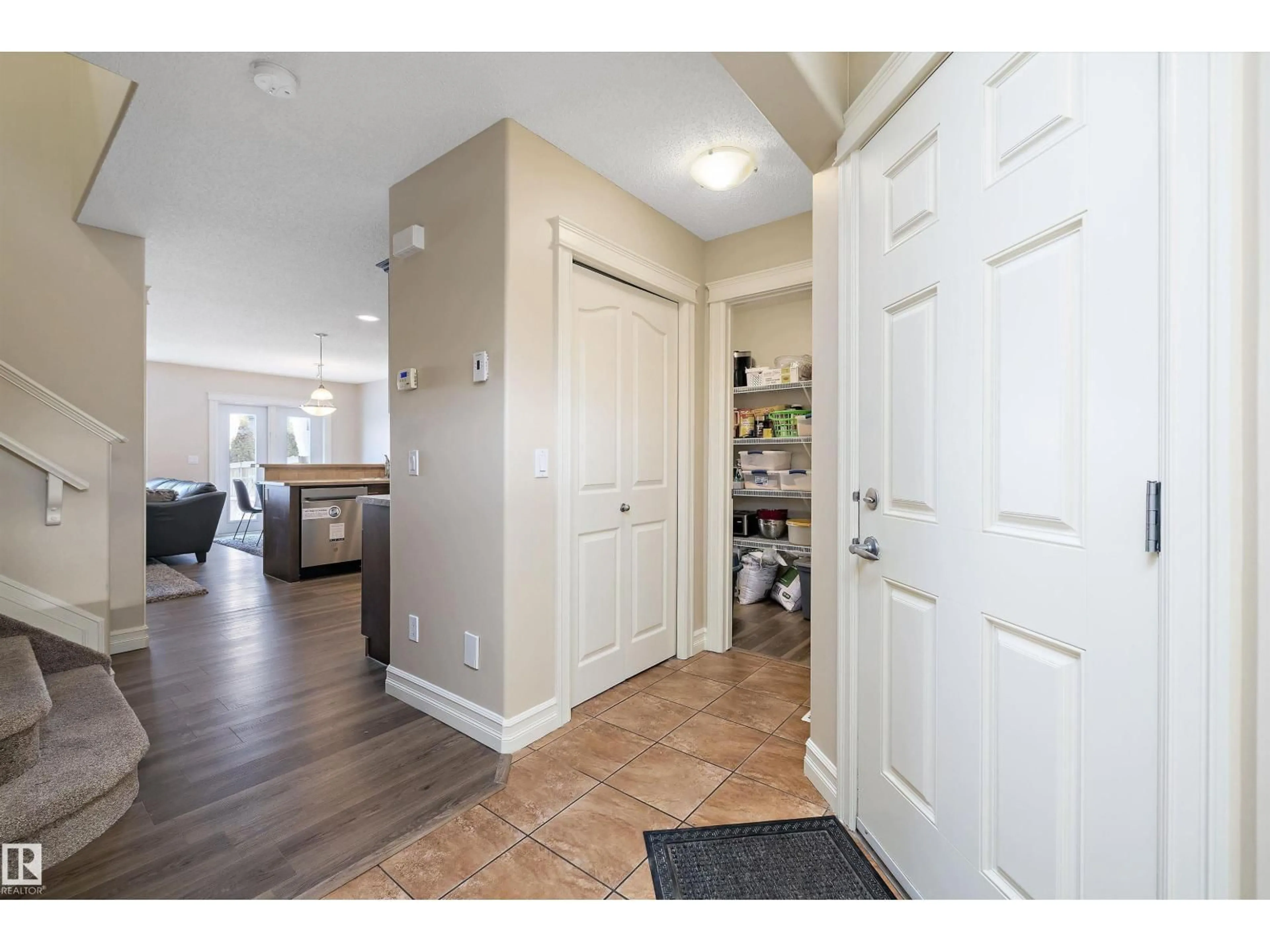 Indoor entryway for 2407 CASSELMAN CR, Edmonton Alberta T6W0W2