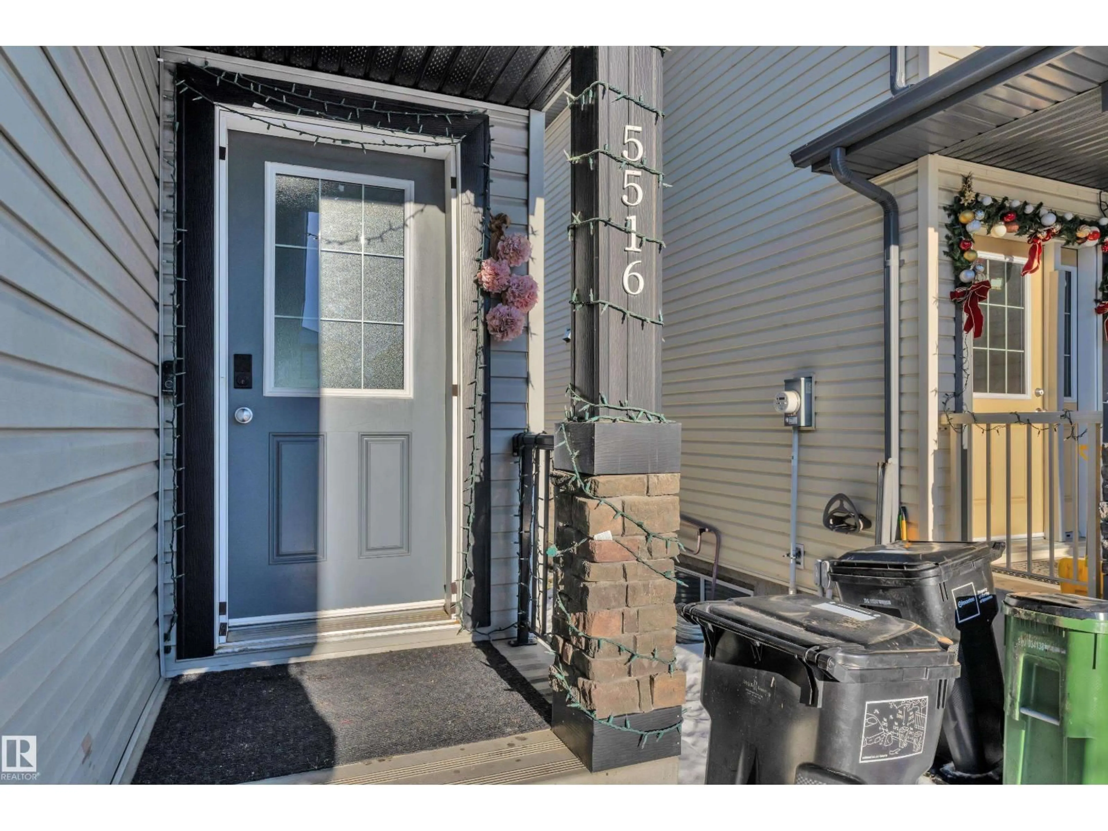Indoor entryway for SW - 5516 5 AV, Edmonton Alberta T6X1R9