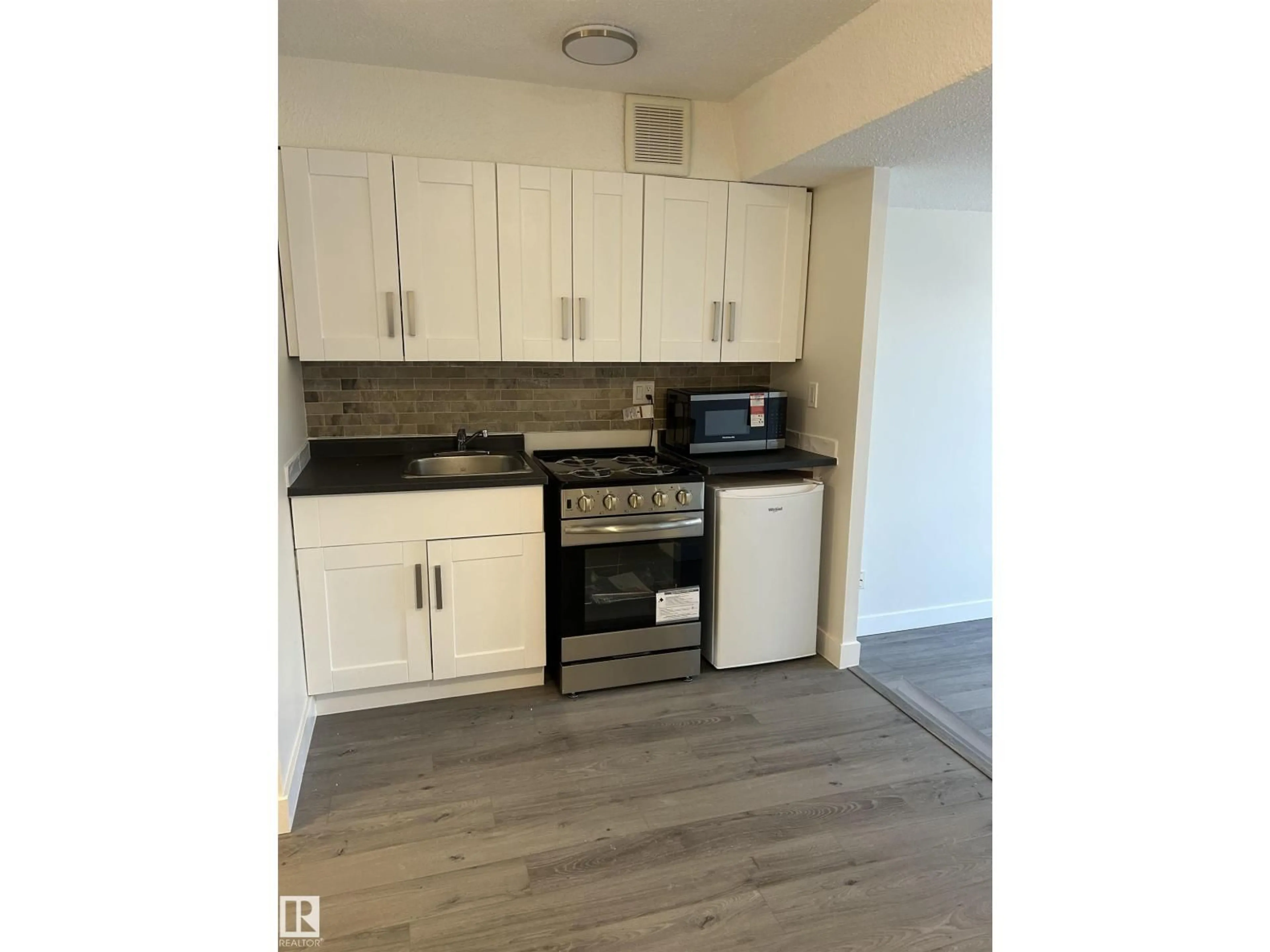 Standard kitchen, wood/laminate floor for 422 10160 114 ST NW, Edmonton Alberta T5K2L2