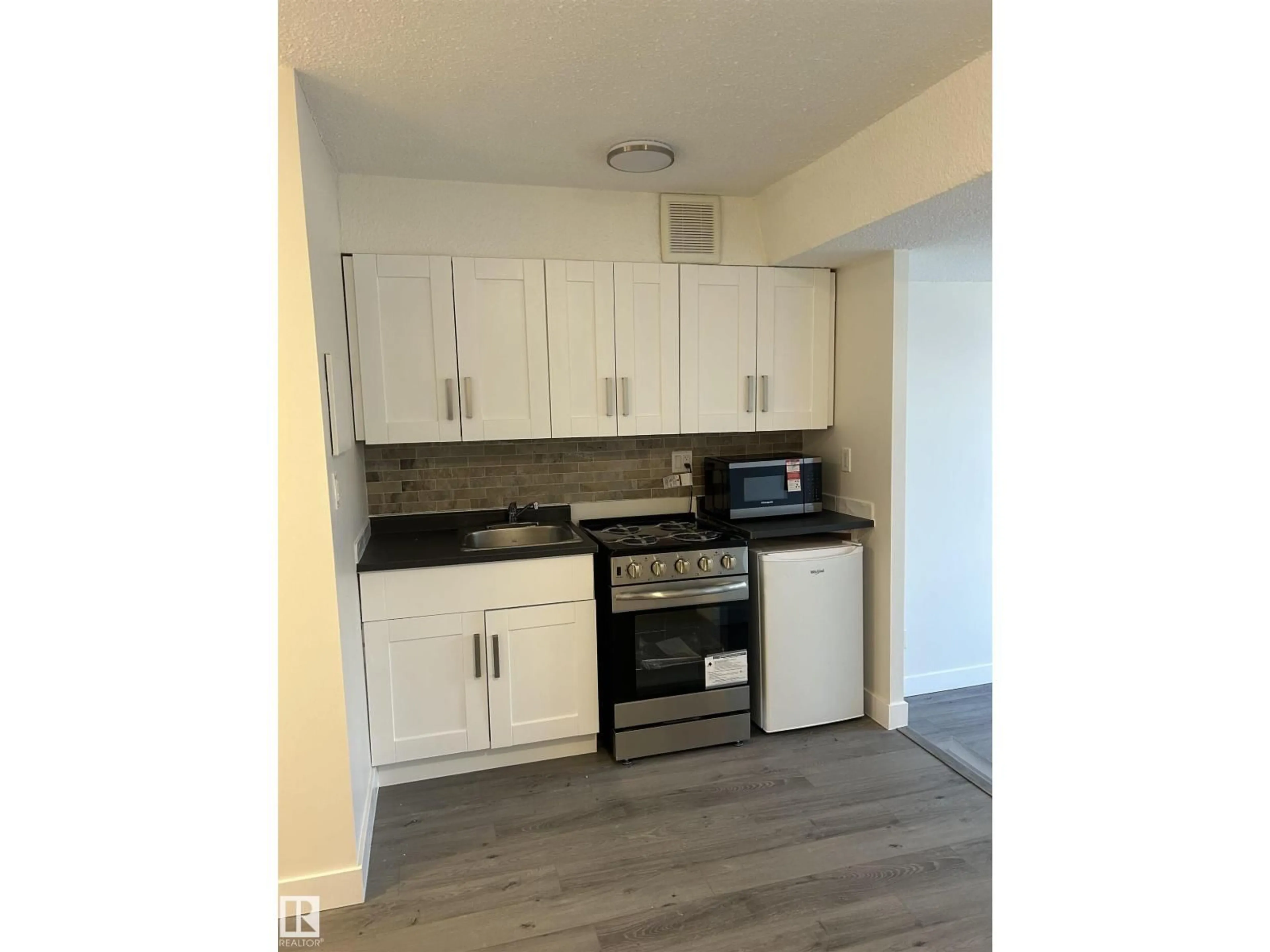 Standard kitchen, wood/laminate floor for 422 10160 114 ST NW, Edmonton Alberta T5K2L2