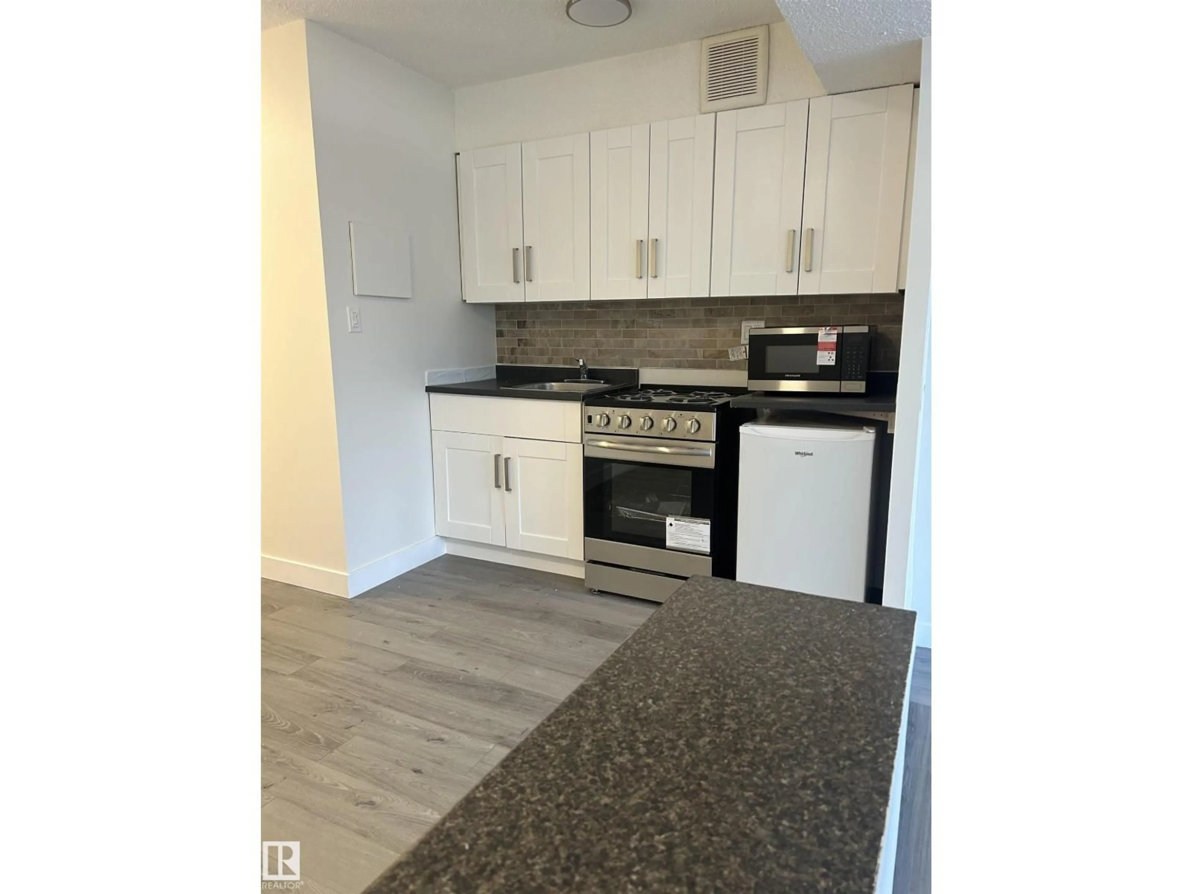 Standard kitchen, unknown for 422 10160 114 ST NW, Edmonton Alberta T5K2L2