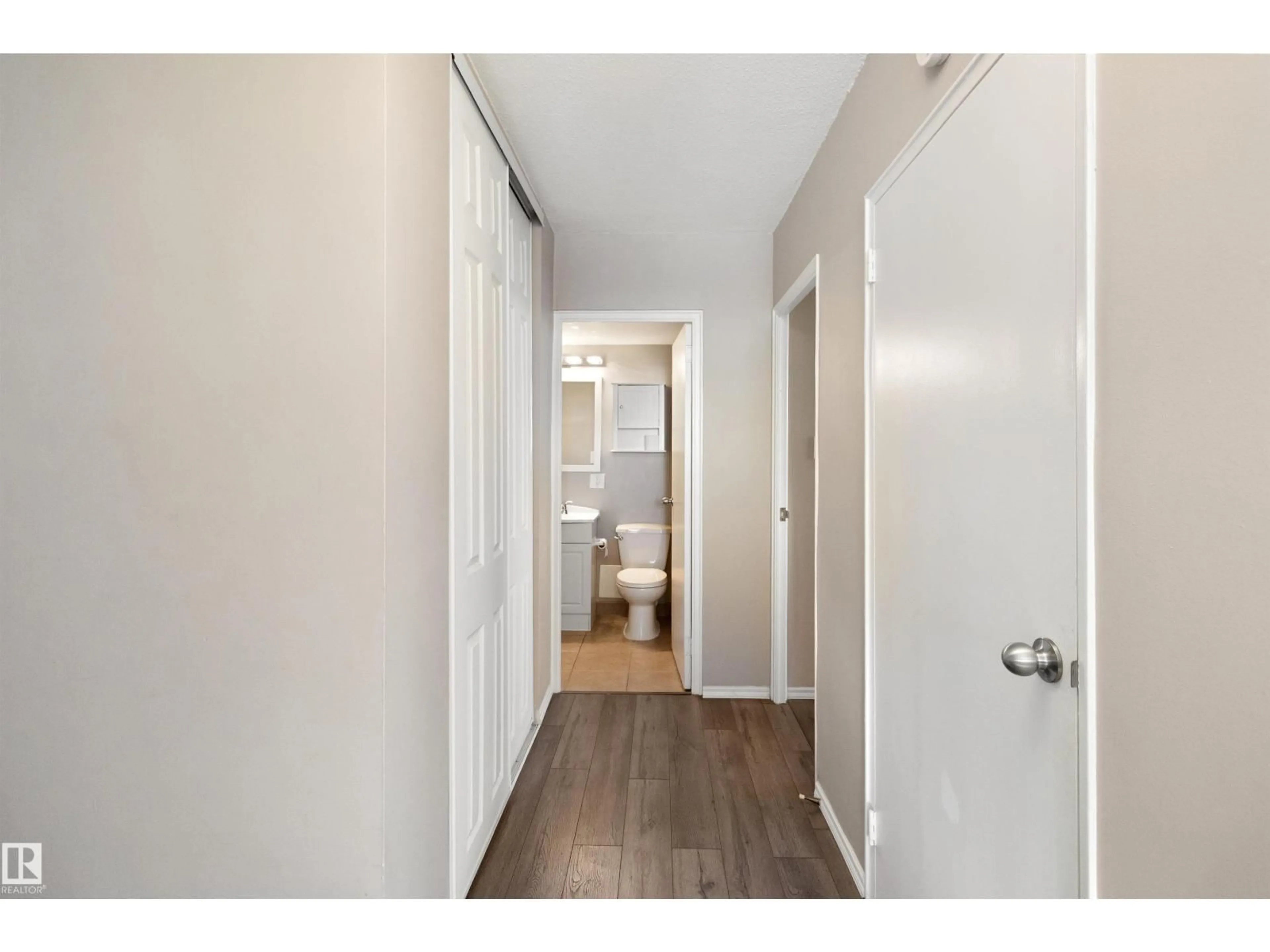 Indoor entryway for 1401 - 9816 112 ST, Edmonton Alberta T5K1L5