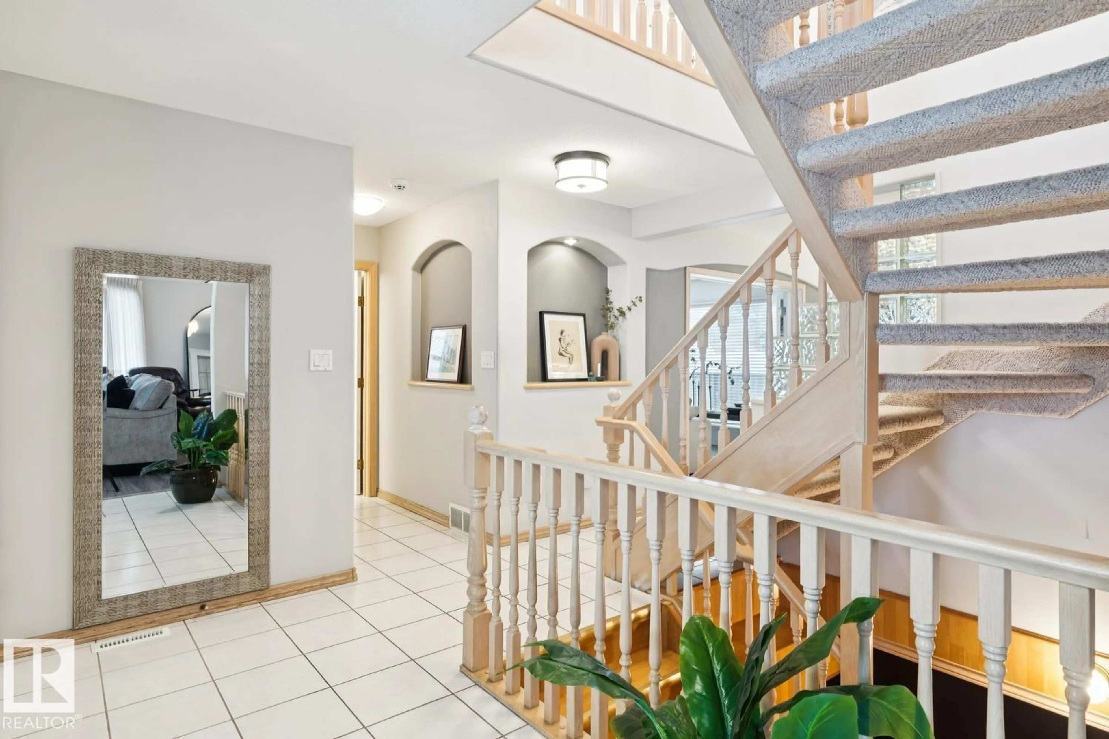 Indoor foyer for 8617 158A AV, Edmonton Alberta T5Z3B7