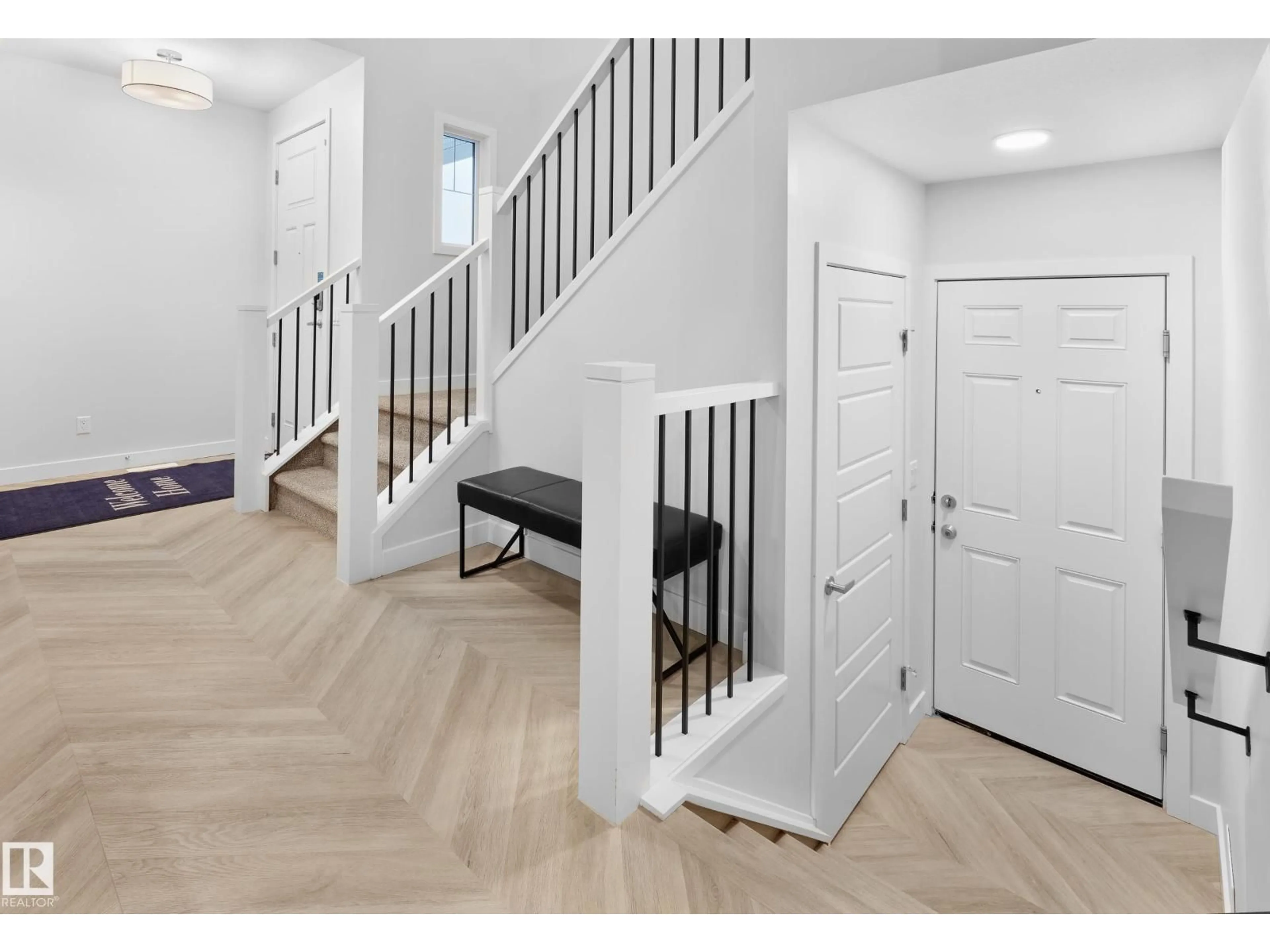 Indoor entryway for 2126 MUCKLEPLUM CR, Edmonton Alberta T6X3G9