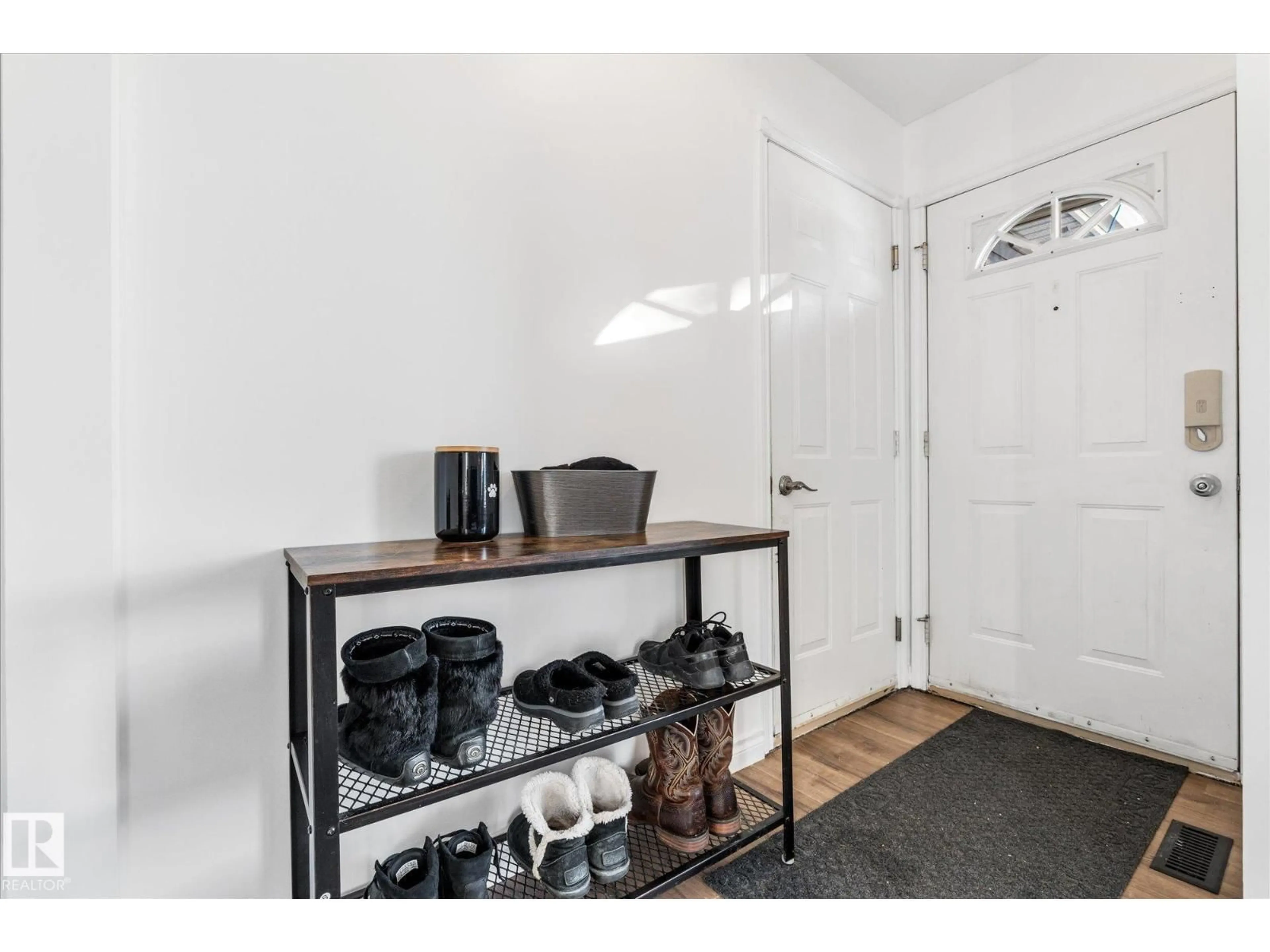 Indoor entryway for 135 ST. ANDREWS DR, Stony Plain Alberta T7Z1K7