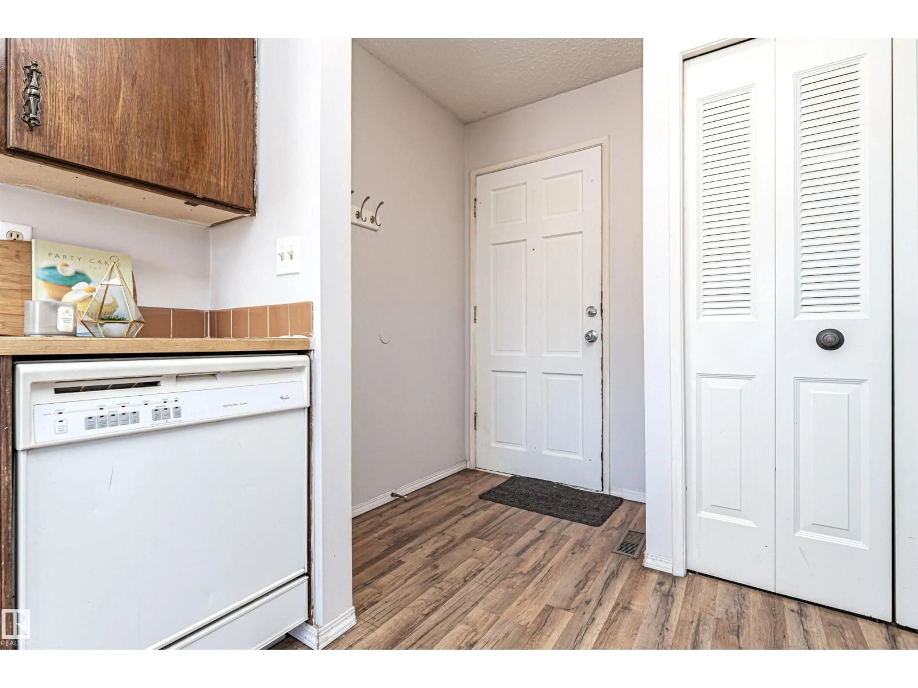 Indoor entryway for 8660 27 AV, Edmonton Alberta T6K2X4