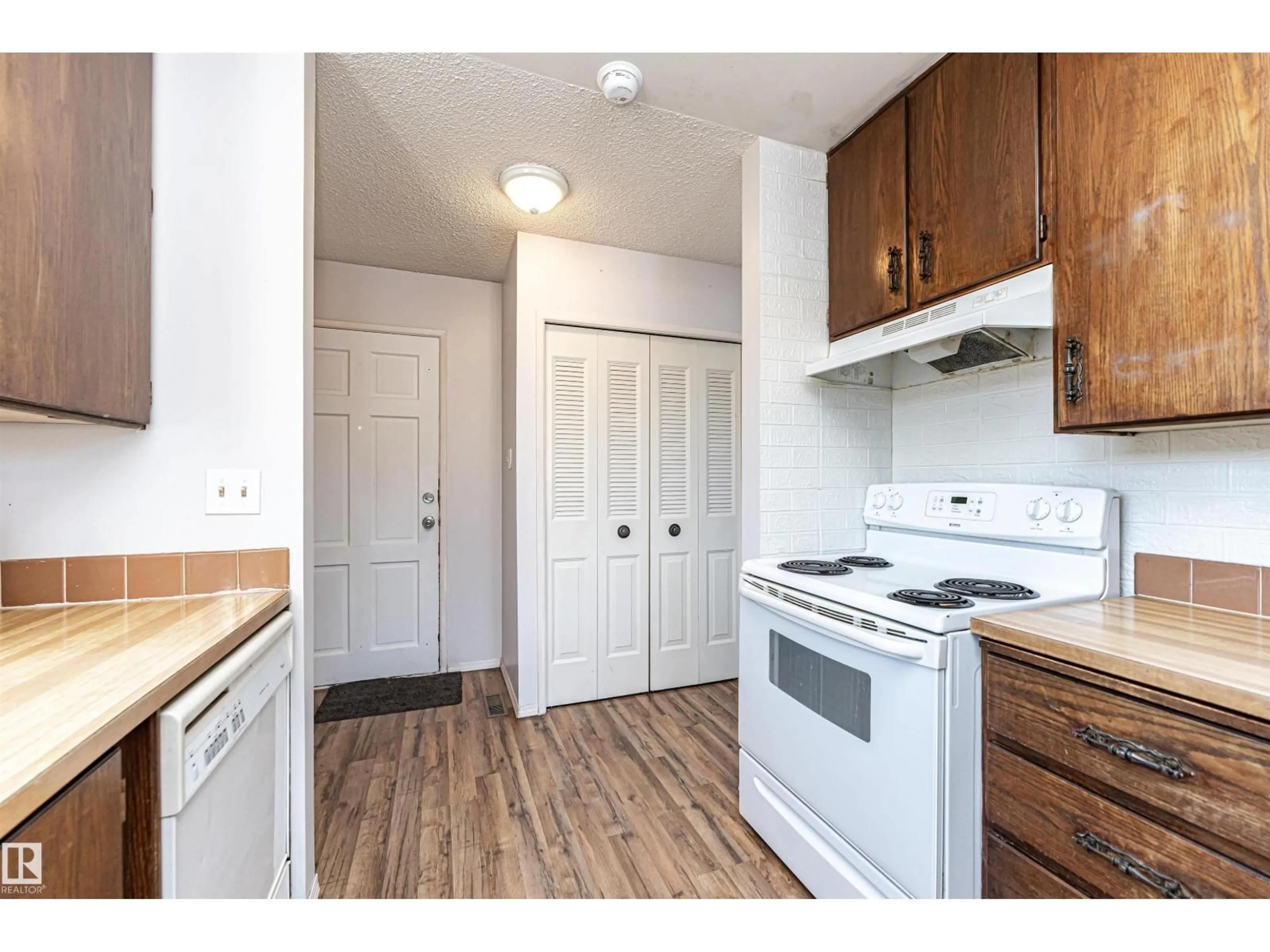 Standard kitchen, wood/laminate floor for 8660 27 AV, Edmonton Alberta T6K2X4