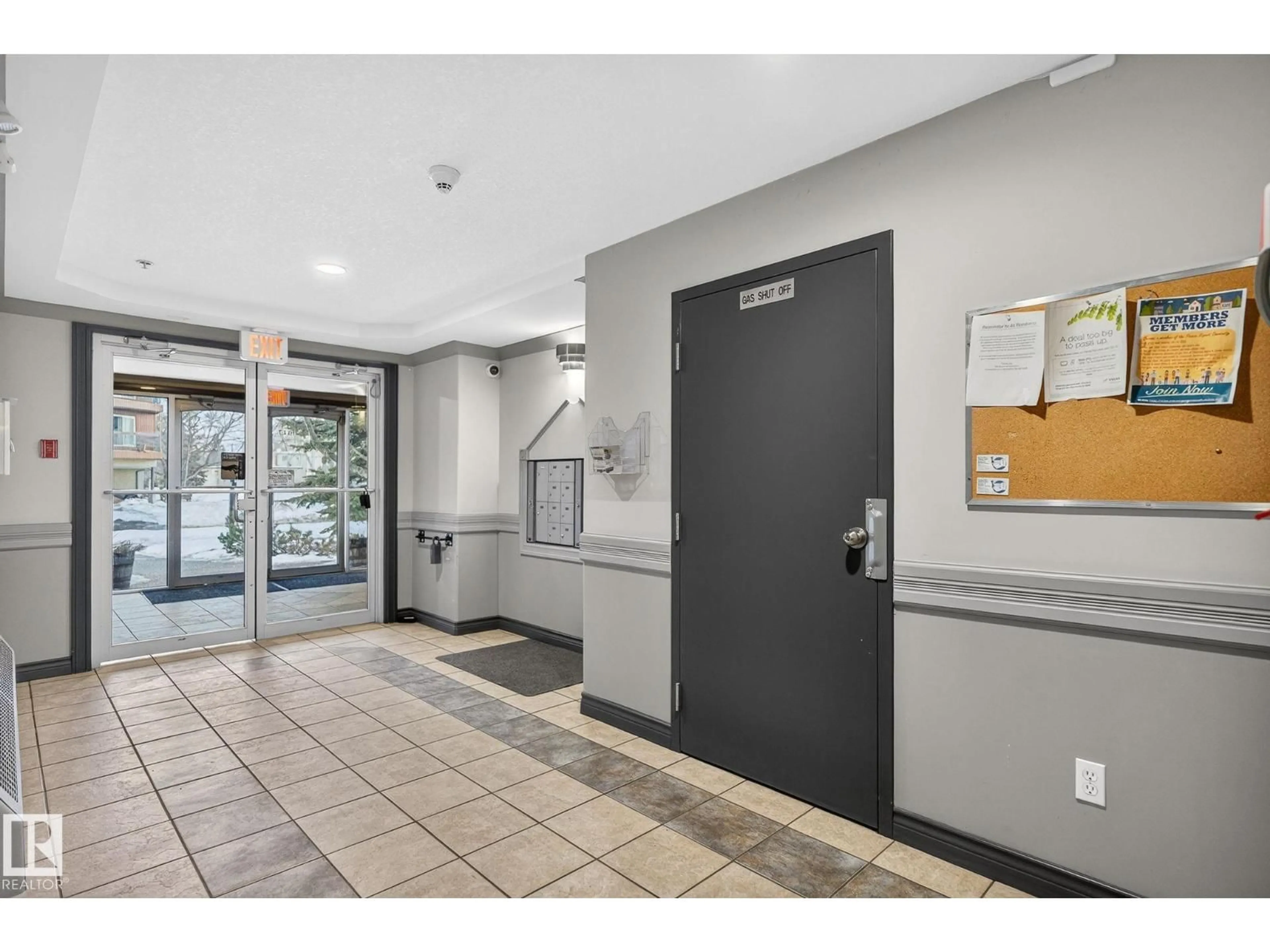 Indoor foyer for #404 - 11207 116 ST, Edmonton Alberta T5G3K5