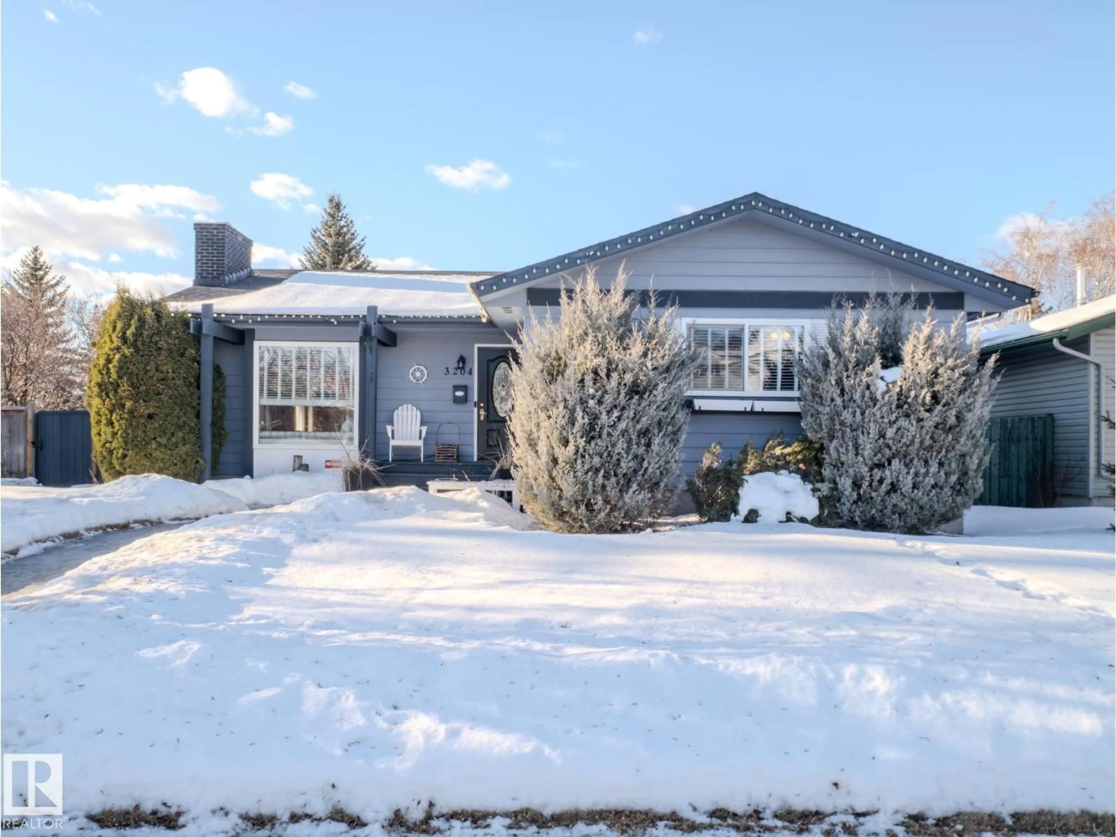 Home with vinyl exterior material, street for NW - 3204 113B ST, Edmonton Alberta T6J3T7