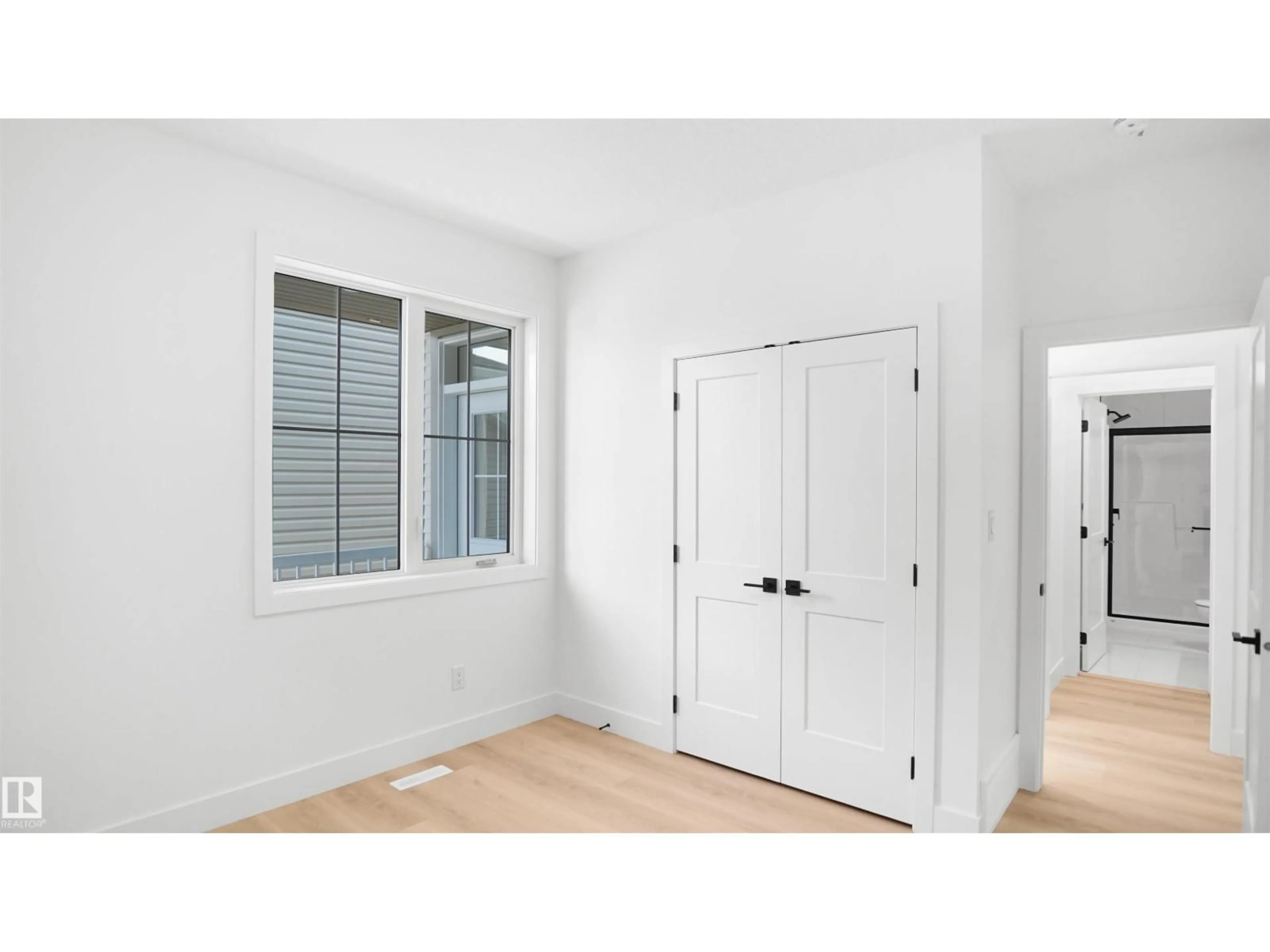 Indoor entryway for 807 30 AV, Edmonton Alberta T6T2V3