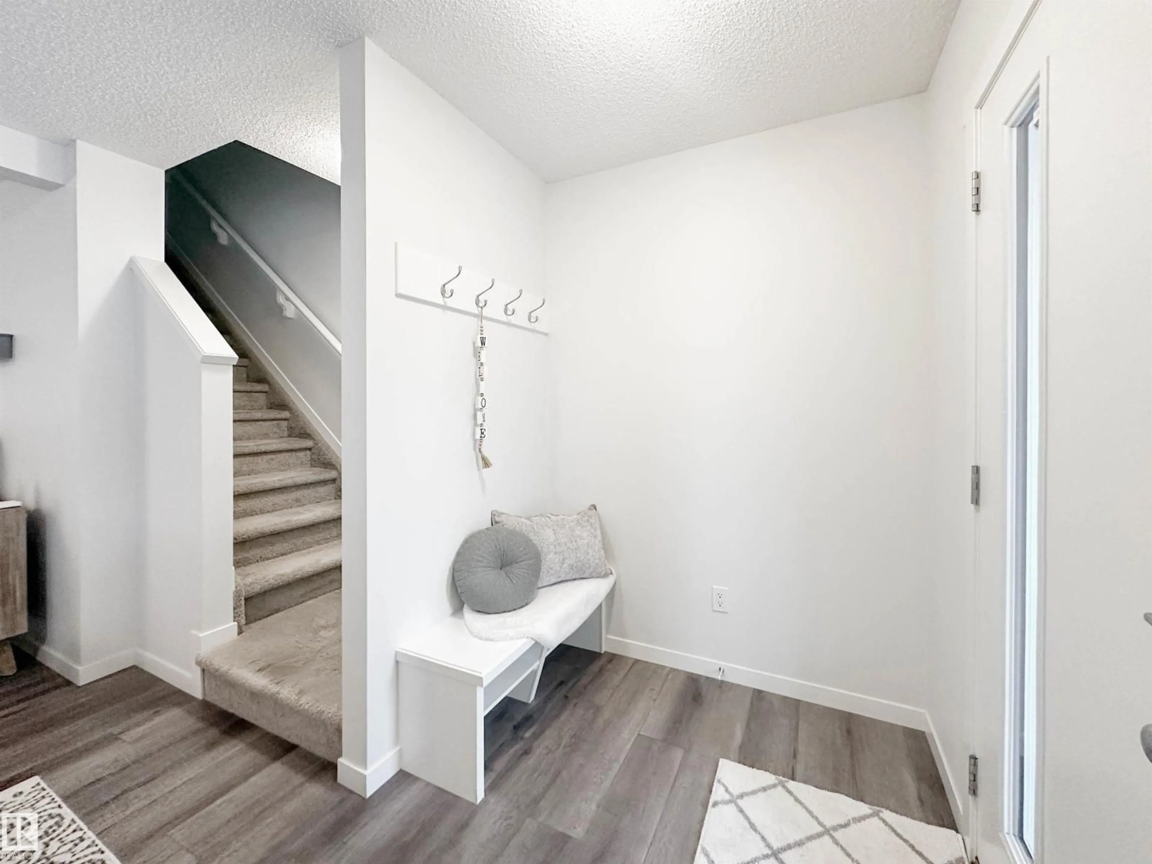 Indoor entryway for 1270 ROSENTHAL BV, Edmonton Alberta T5T7N6
