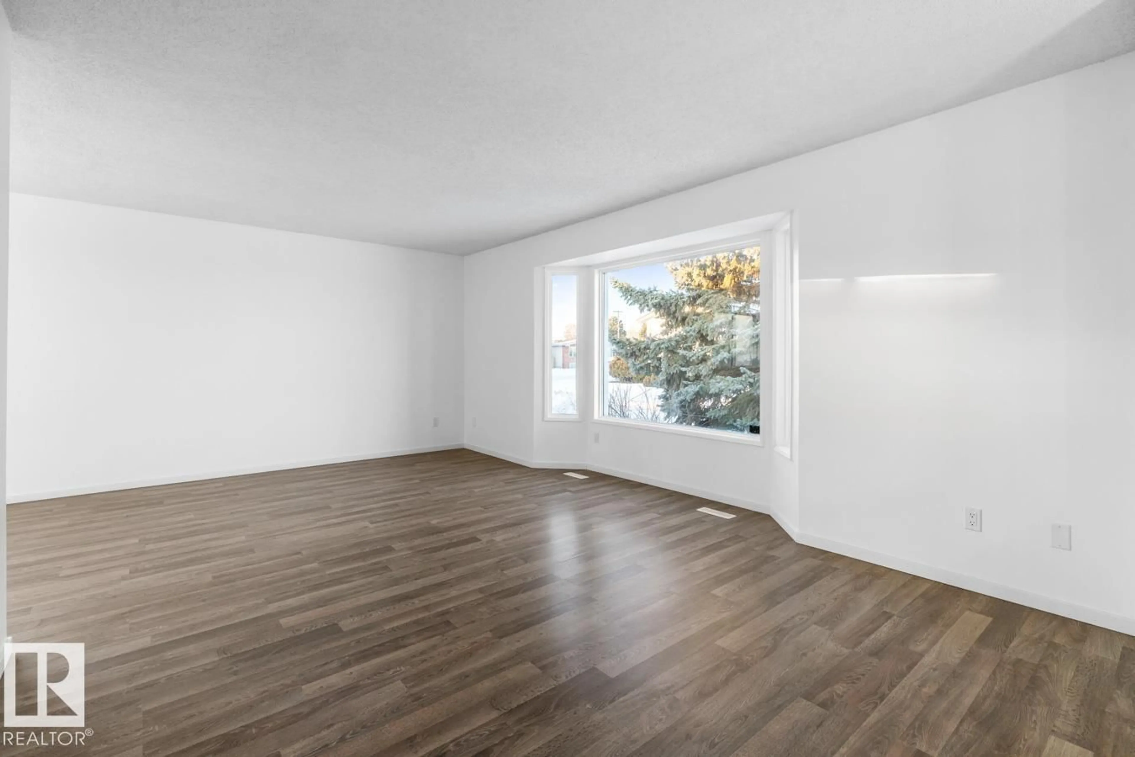 A pic of a room for 12411 53 ST, Edmonton Alberta T5W3K4