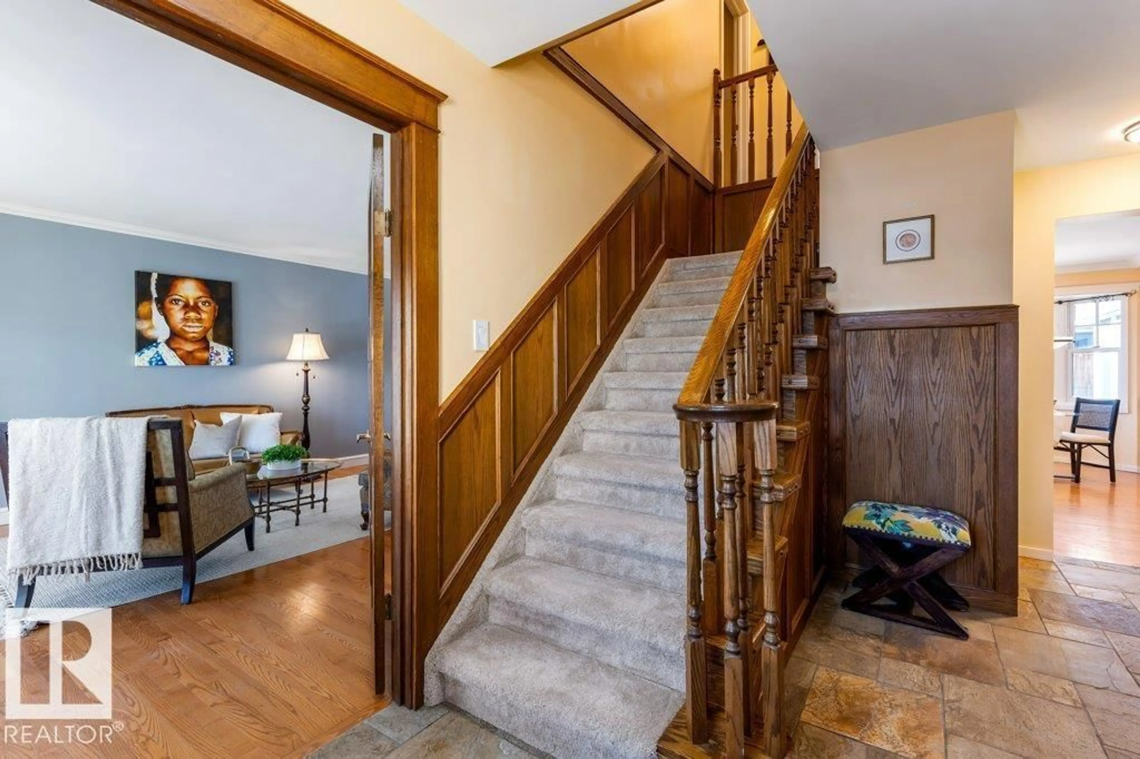 Indoor foyer for 29 WOODLANDS RD, St. Albert Alberta T8N3S7