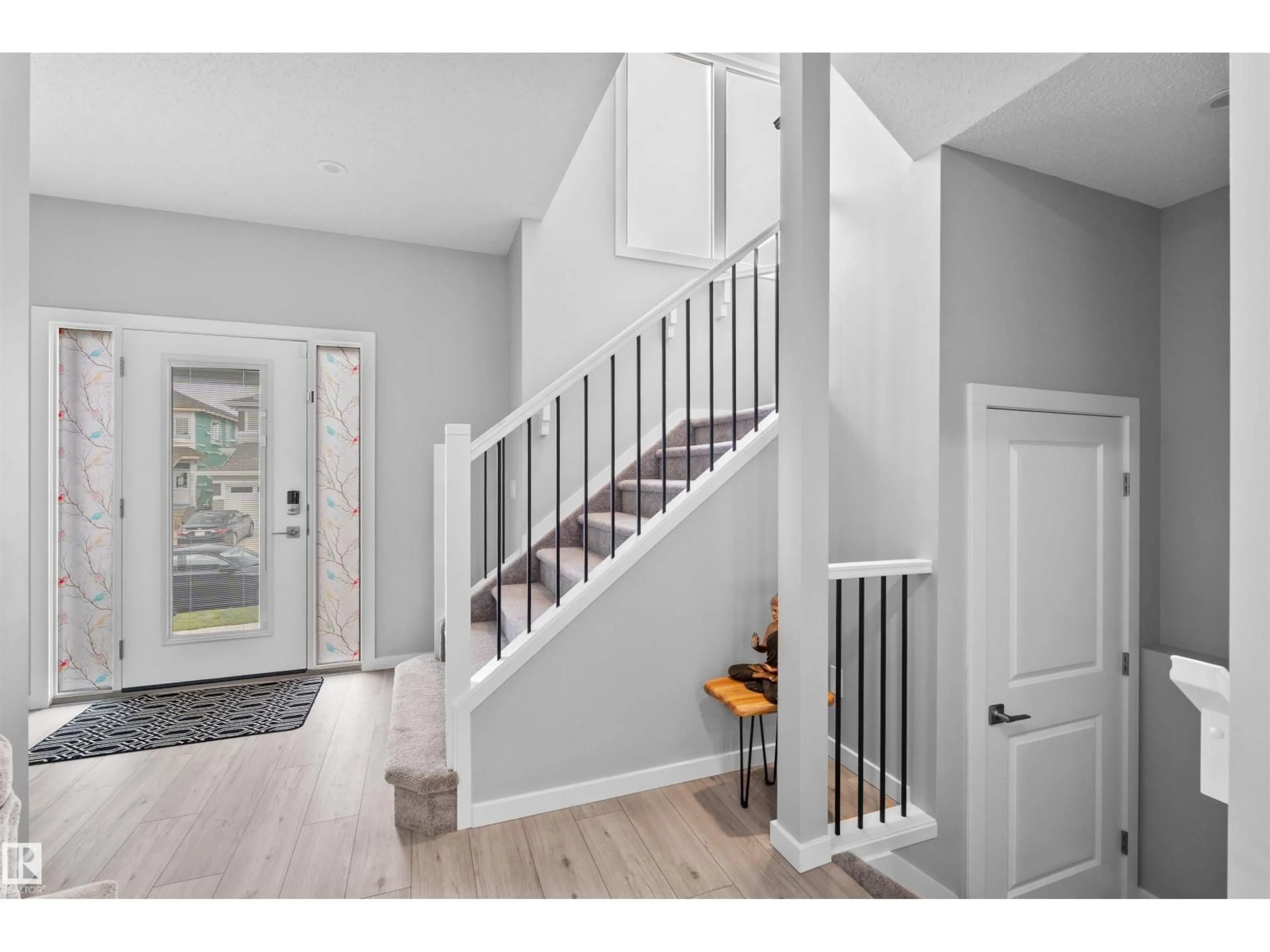 Indoor entryway for 331 32 AV, Edmonton Alberta T6T2T1