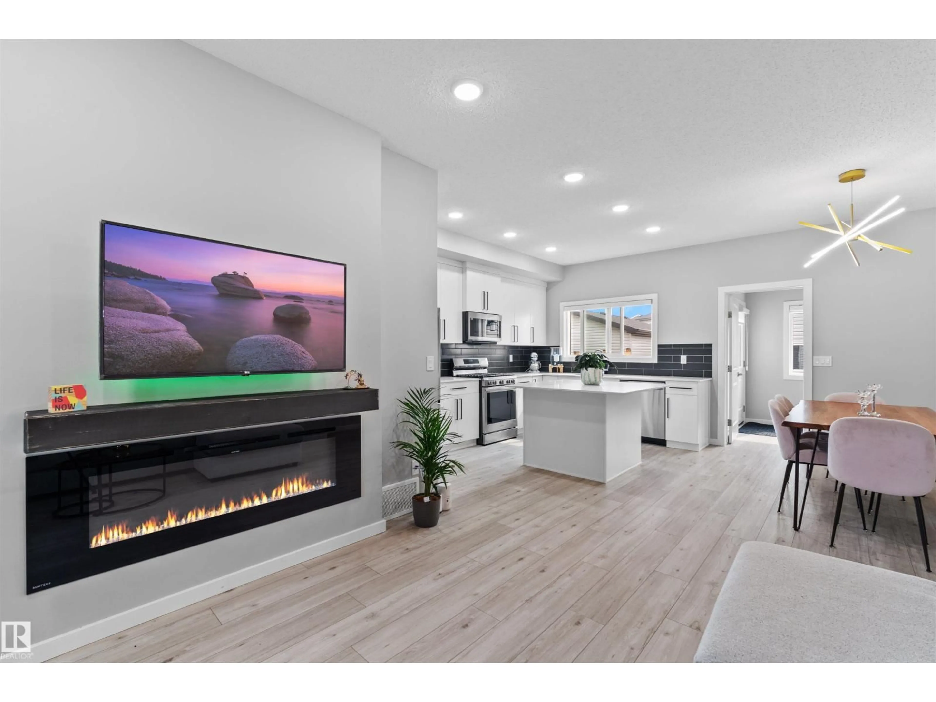Open concept kitchen, unknown for 331 32 AV, Edmonton Alberta T6T2T1