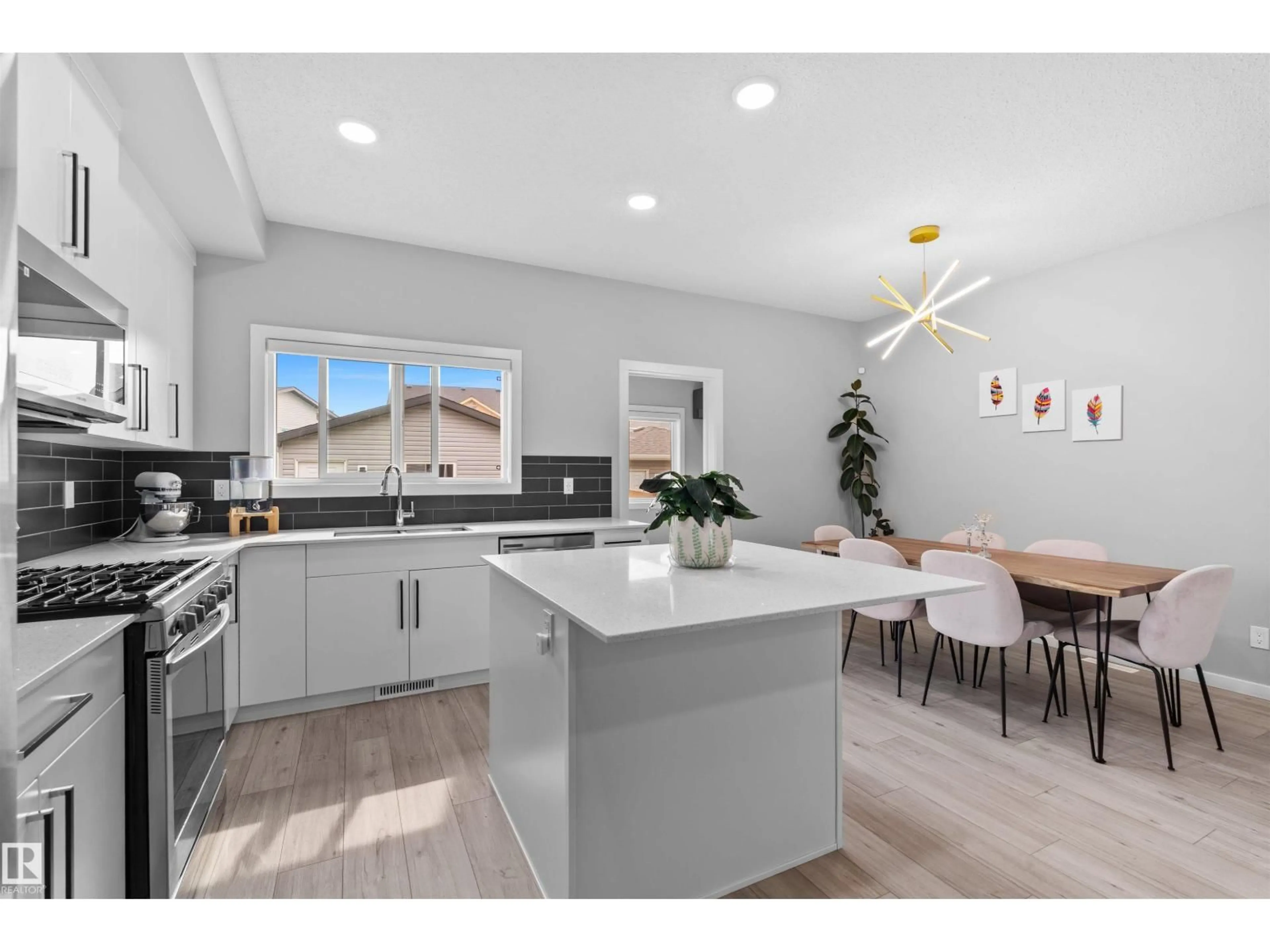 Open concept kitchen, unknown for 331 32 AV, Edmonton Alberta T6T2T1