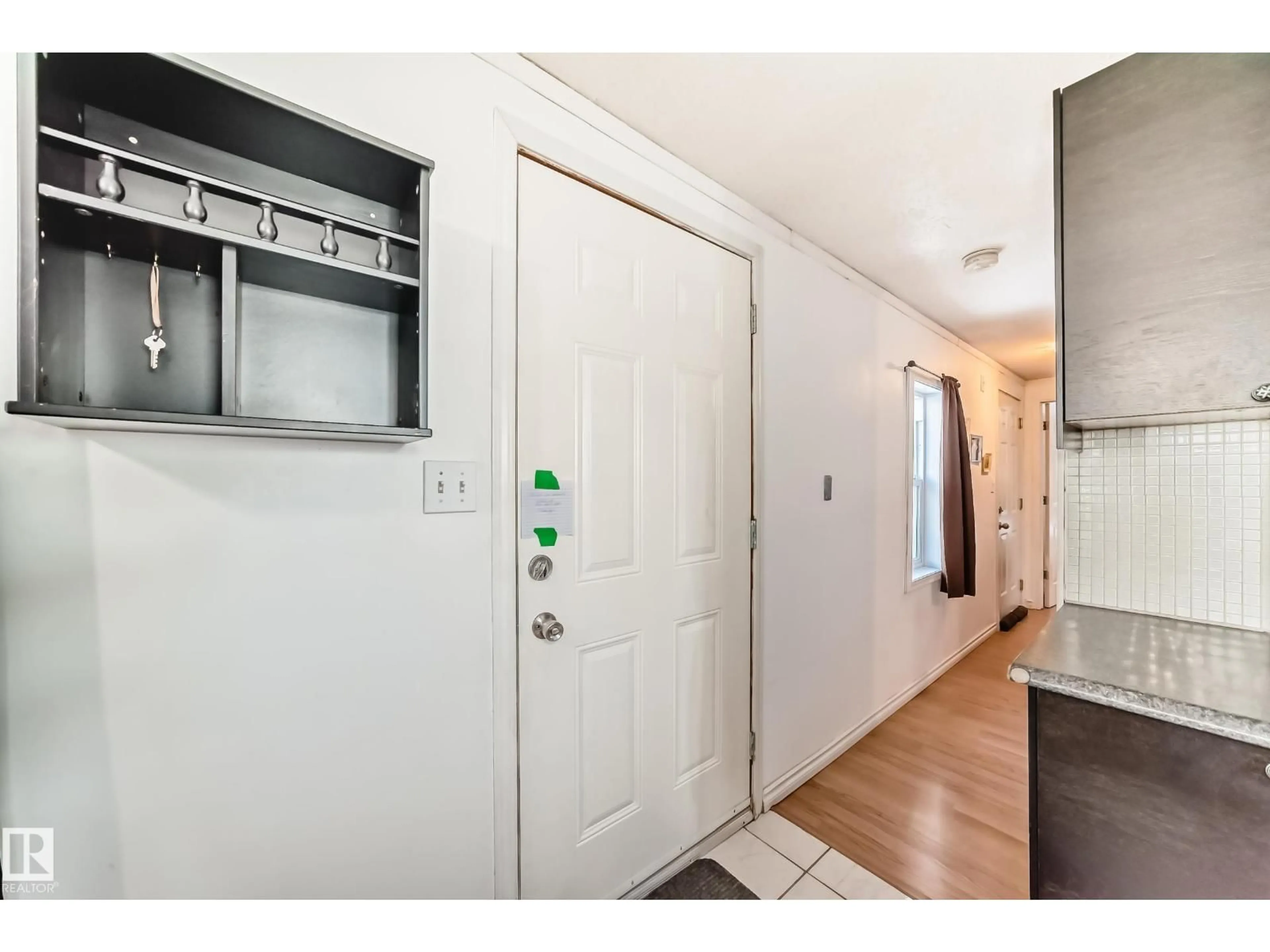 Indoor entryway for 65 WEST VIEW BV, Edmonton Alberta T5S1T5