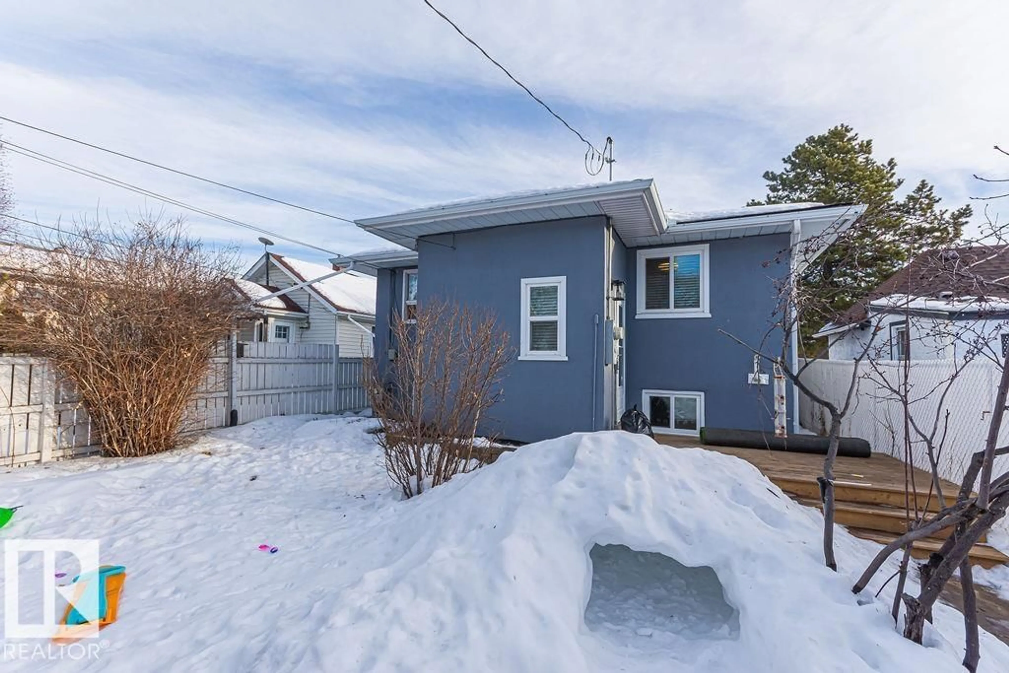 A pic from outside/outdoor area/front of a property/back of a property/a pic from drone, street for 11830 54 ST, Edmonton Alberta T6W3M7