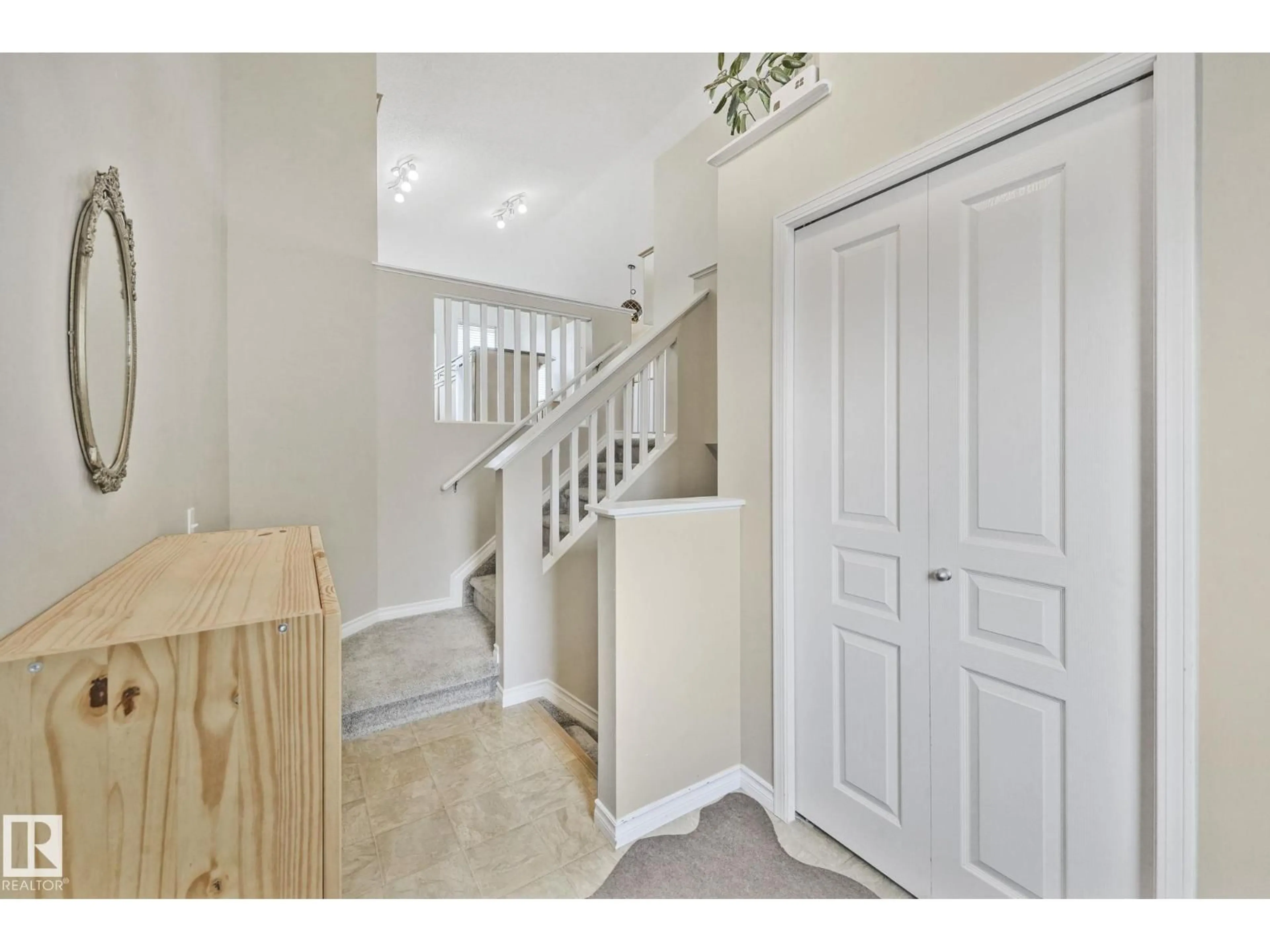 Indoor entryway for 119 BRINTNELL BV, Edmonton Alberta T5Y3L9