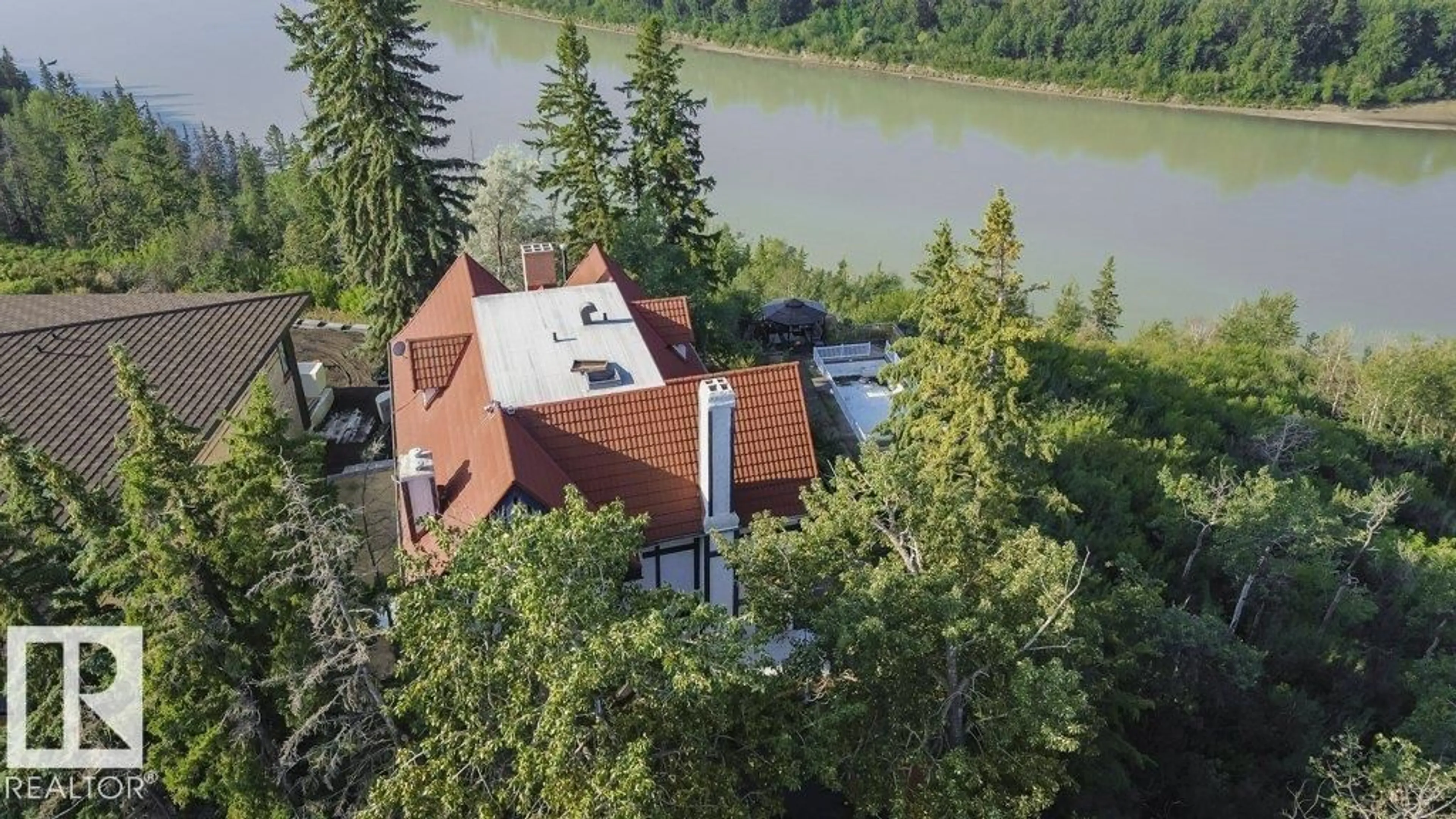 A pic from outside/outdoor area/front of a property/back of a property/a pic from drone, water/lake/river/ocean view for 8638 SASKATCHEWAN DR, Edmonton Alberta T6G2A8