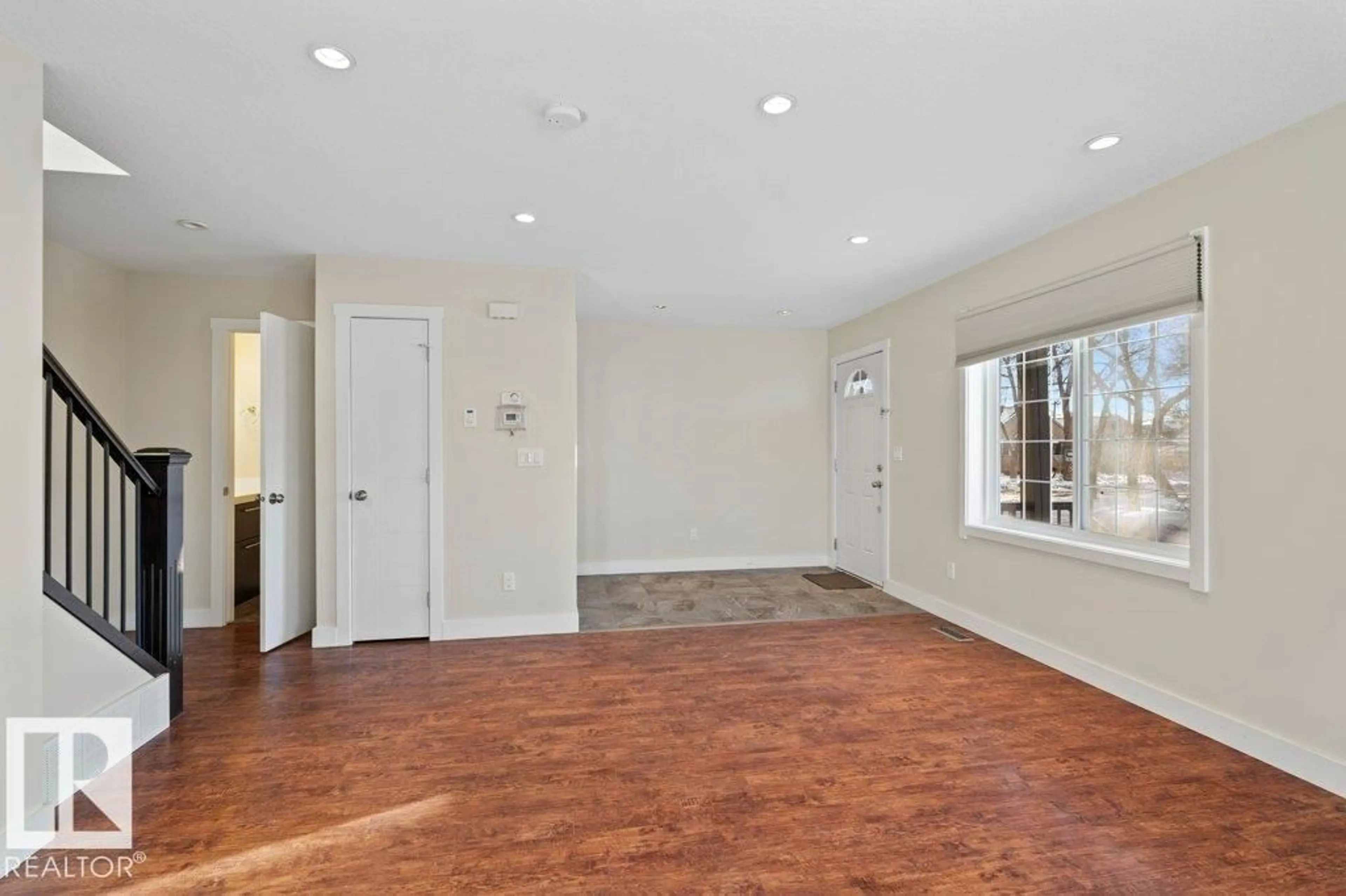 Indoor entryway for 9614 120 AV, Edmonton Alberta T5G0R9