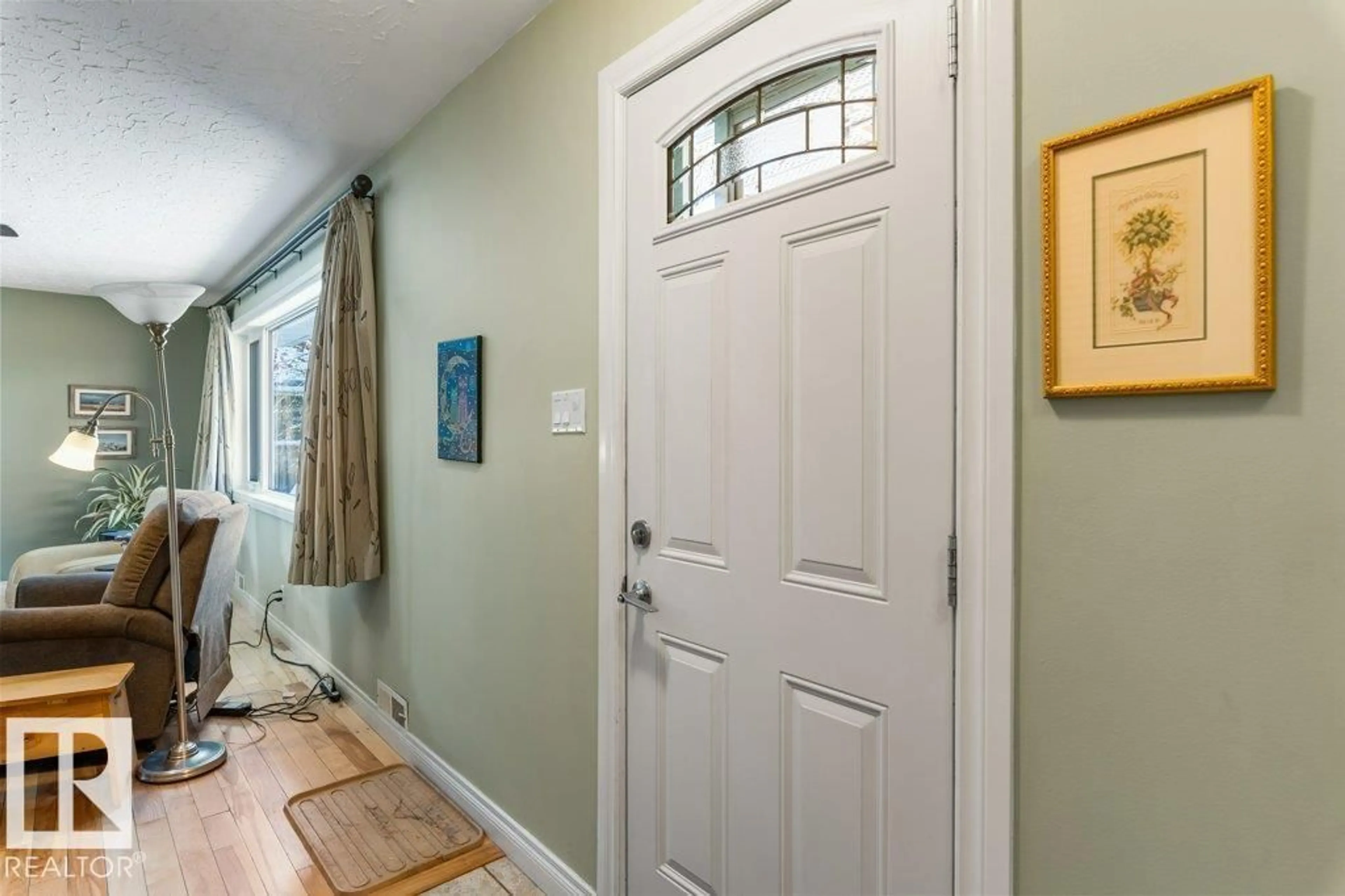 Indoor entryway for 7123 82 ST, Edmonton Alberta T6C2W9