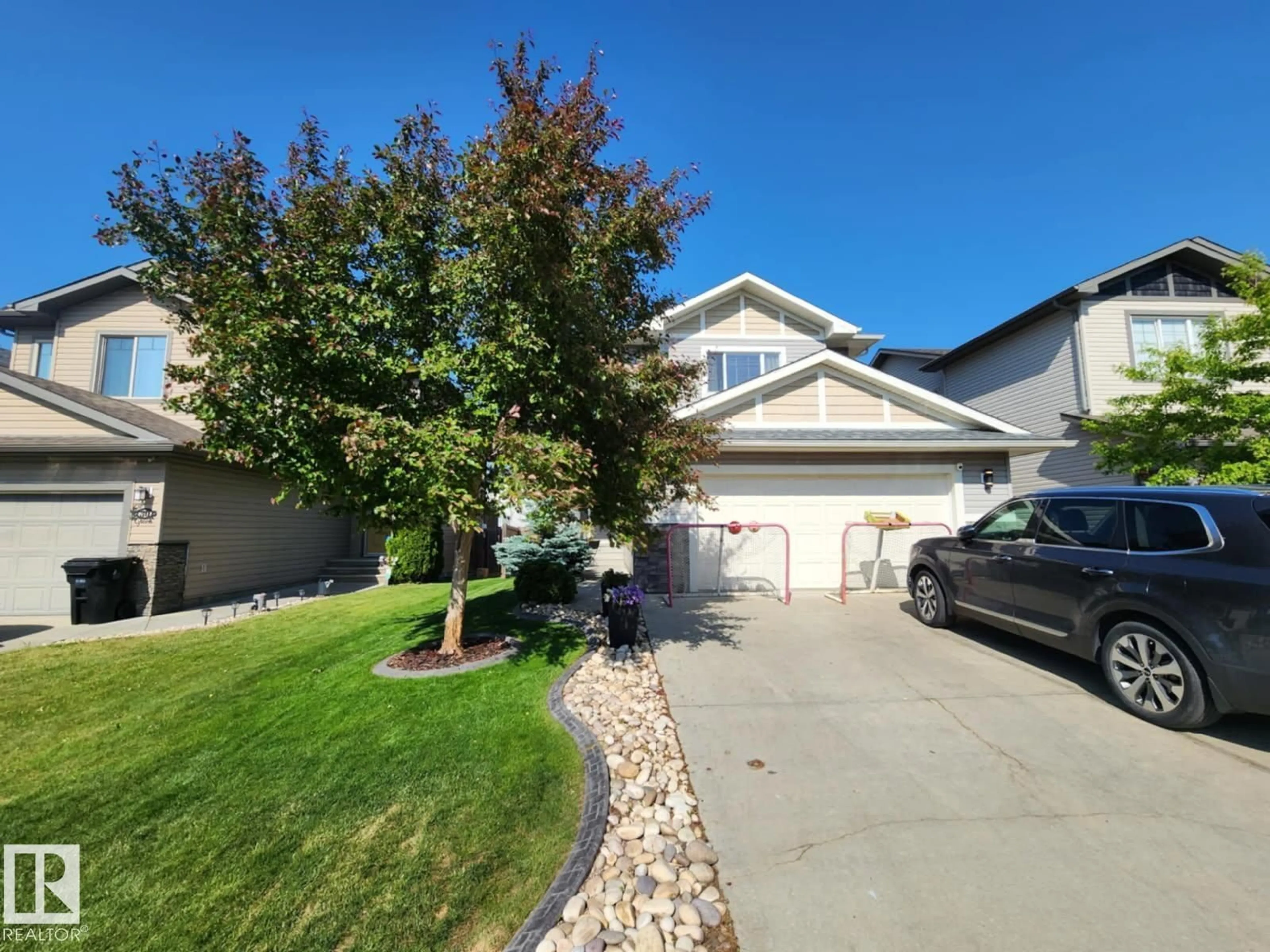 A pic from outside/outdoor area/front of a property/back of a property/a pic from drone, street for 28 HILLDOWNS DR, Spruce Grove Alberta T7X0J2