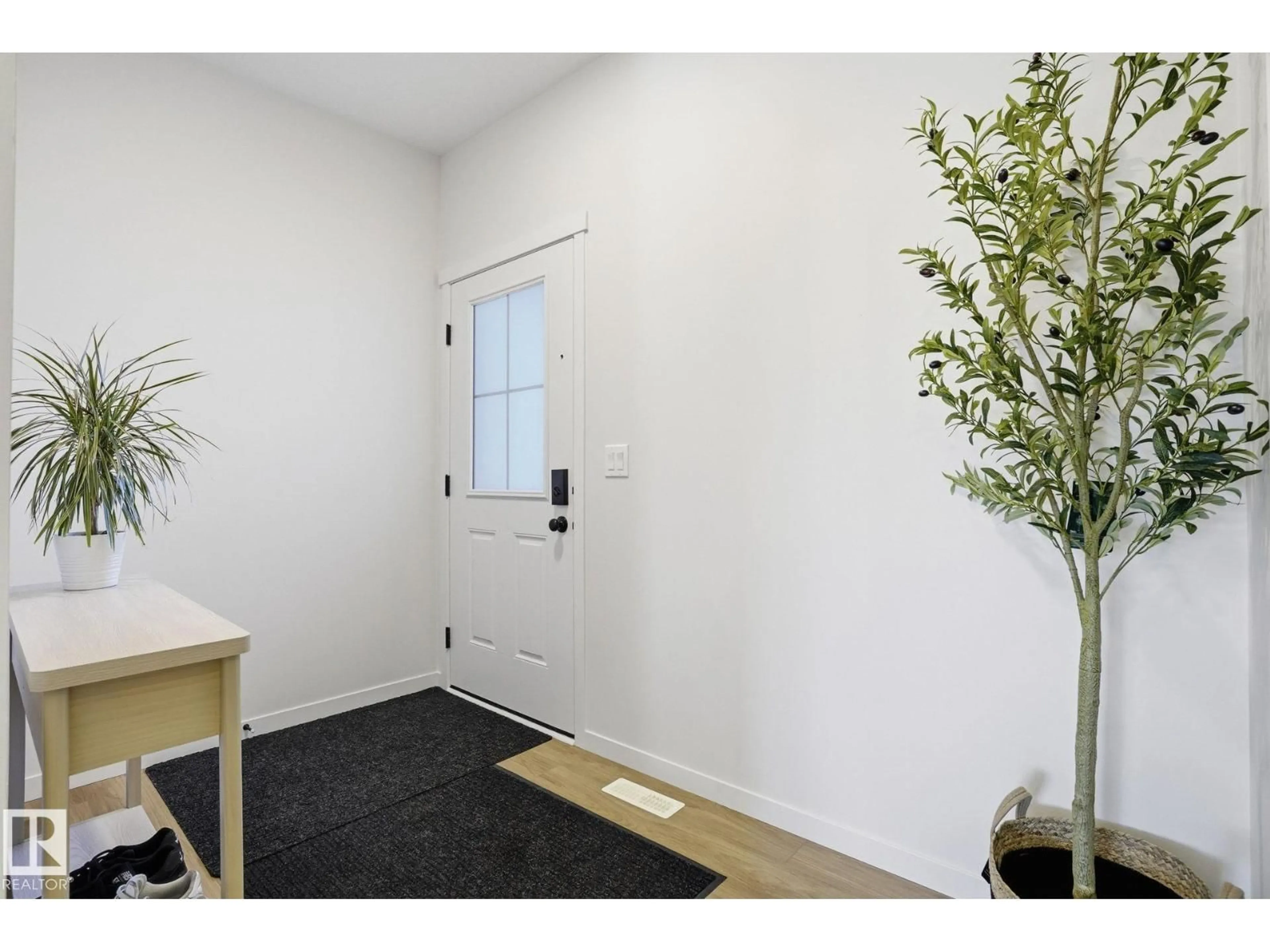 Indoor entryway for 21 NETTLE CR, St. Albert Alberta T8N7Z8