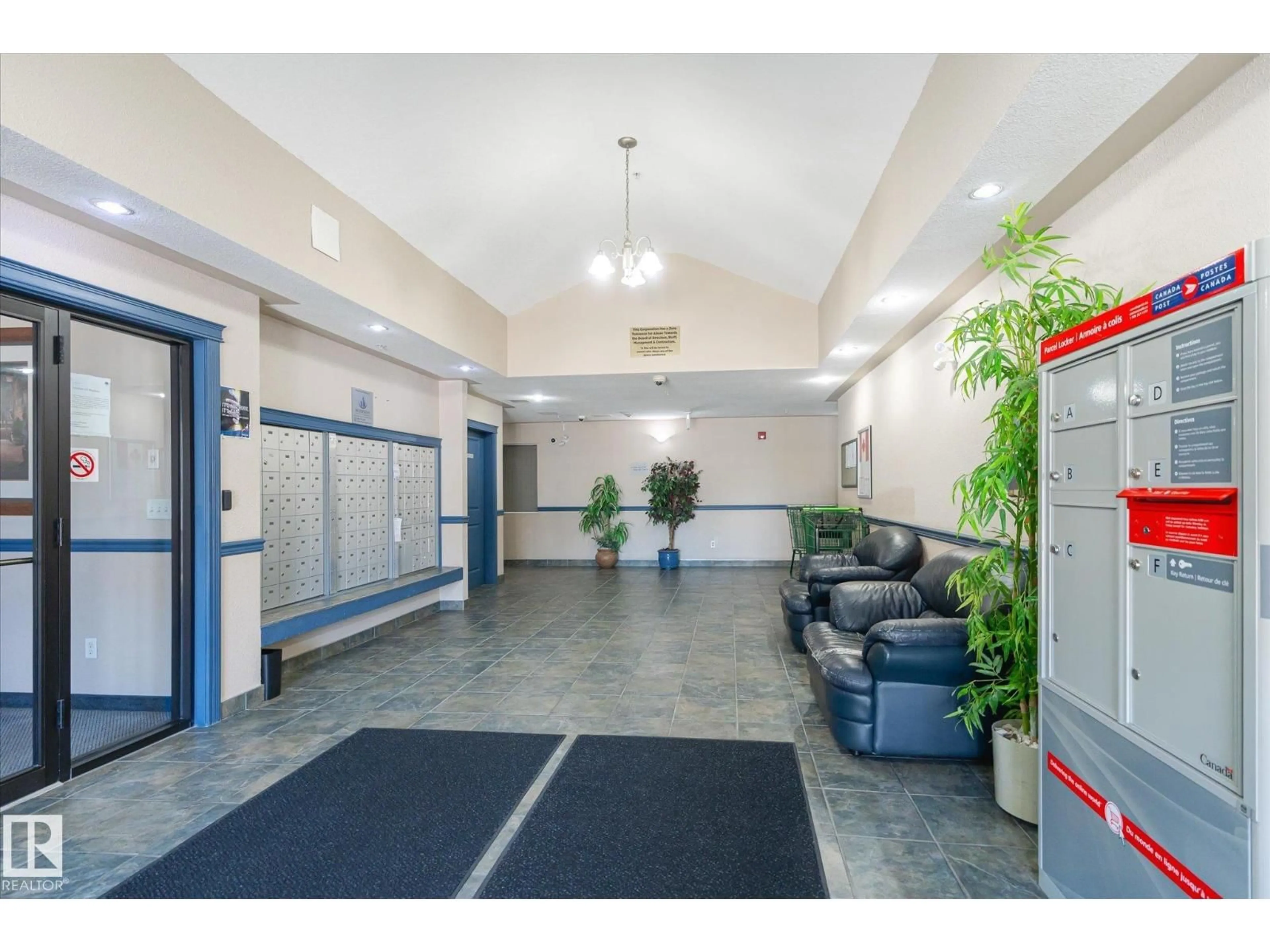 Indoor foyer for 218 16221 95 ST NW, Edmonton Alberta T5Z3V3