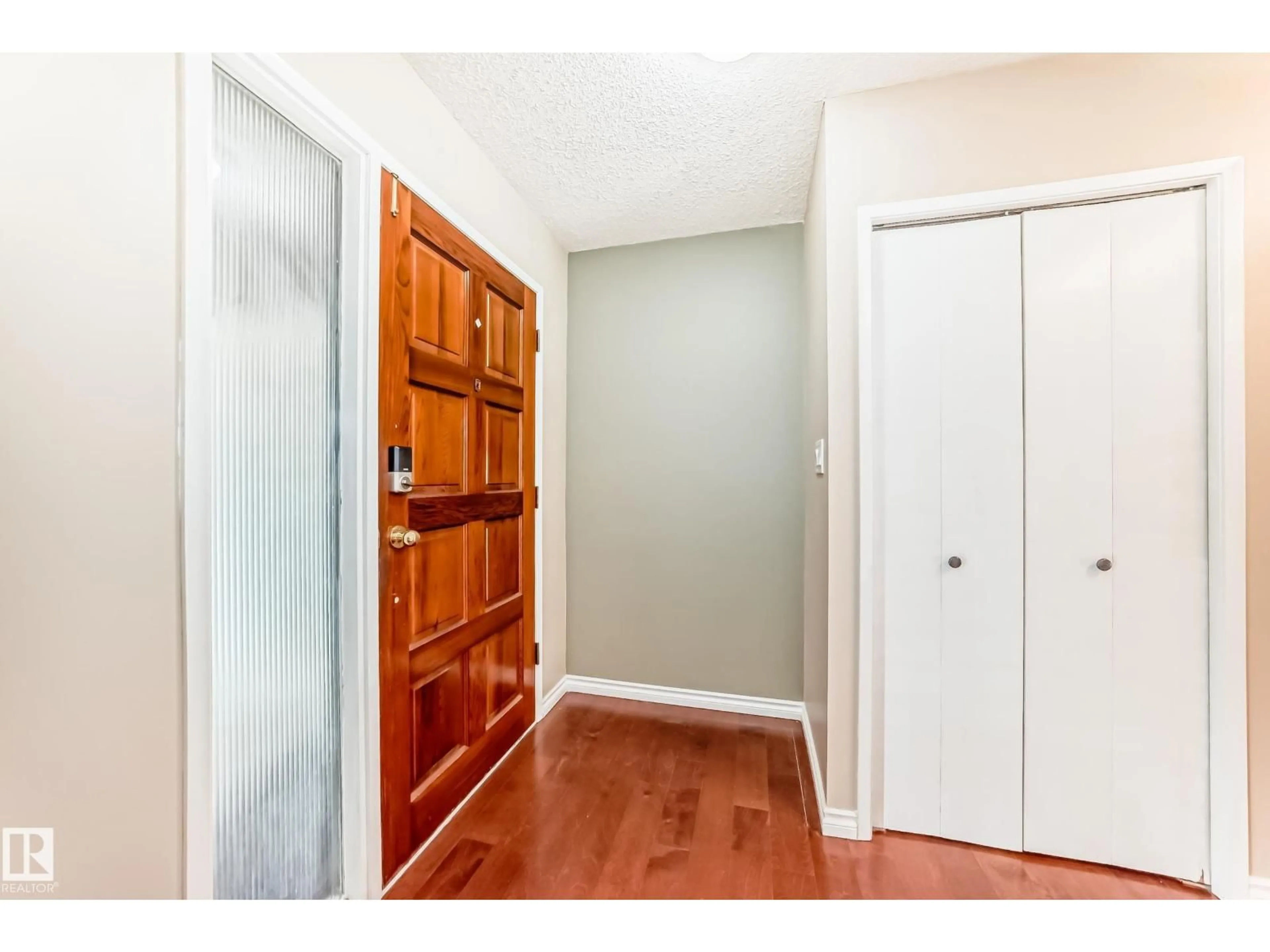 Indoor entryway for 1923 52 ST, Edmonton Alberta T6L1J3