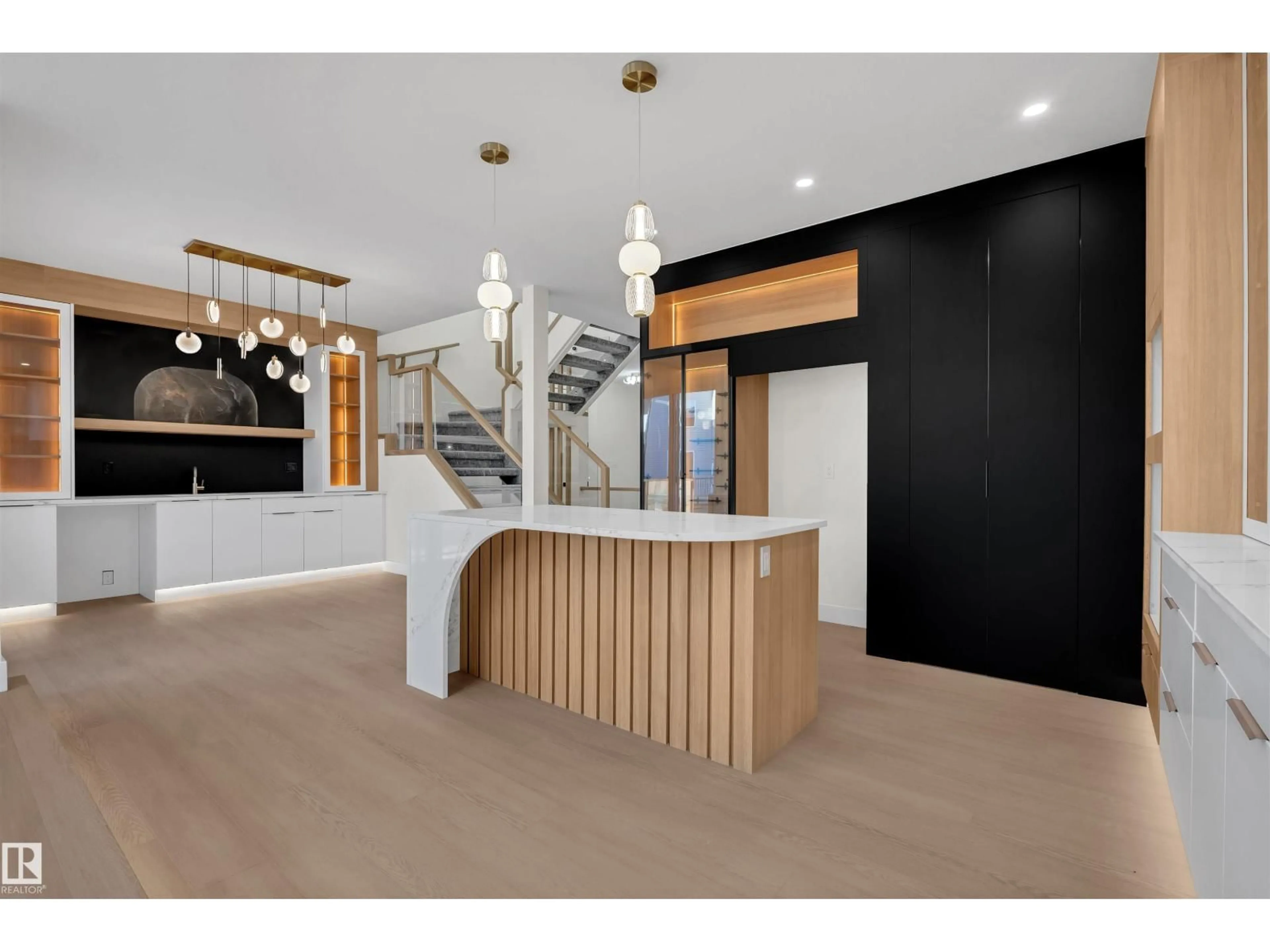 Indoor foyer for 4919 17 AV SW, Edmonton Alberta T6X1A4