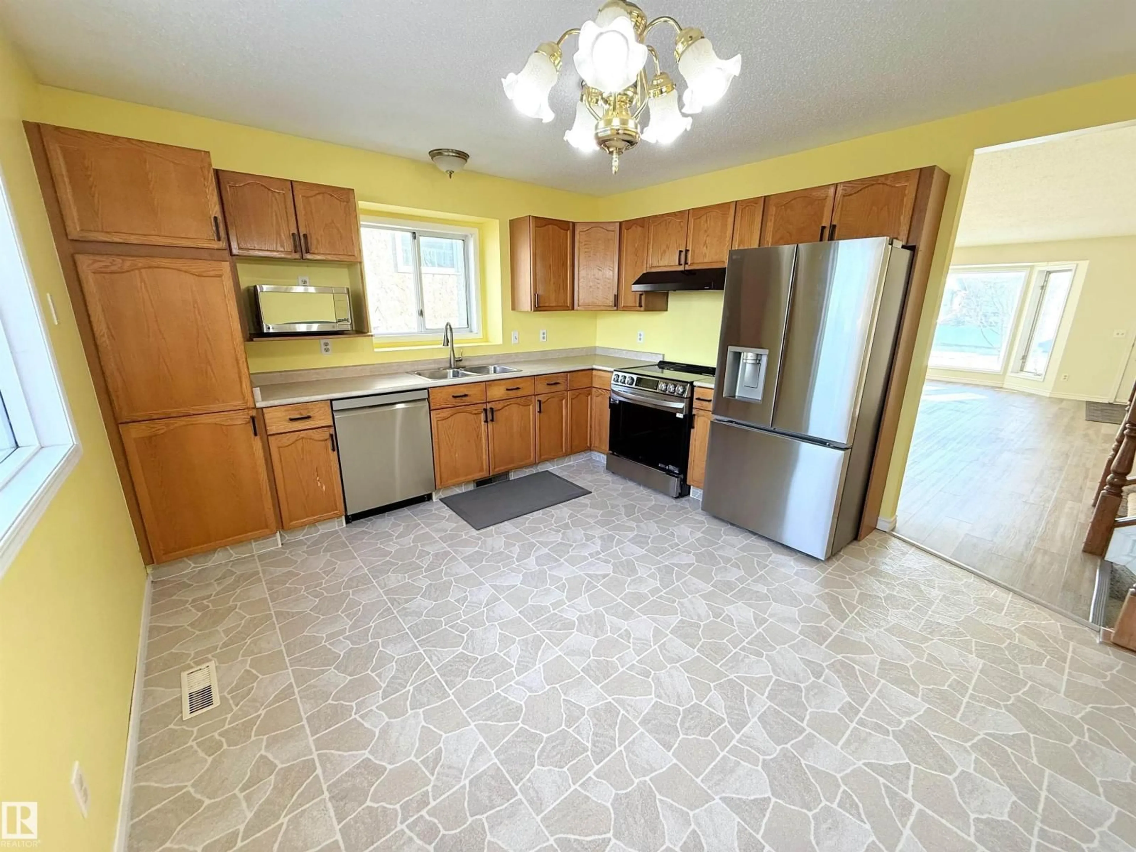 Standard kitchen, ceramic/tile floor for 129 ST. ANDREWS DR, Stony Plain Alberta T7Z1K6
