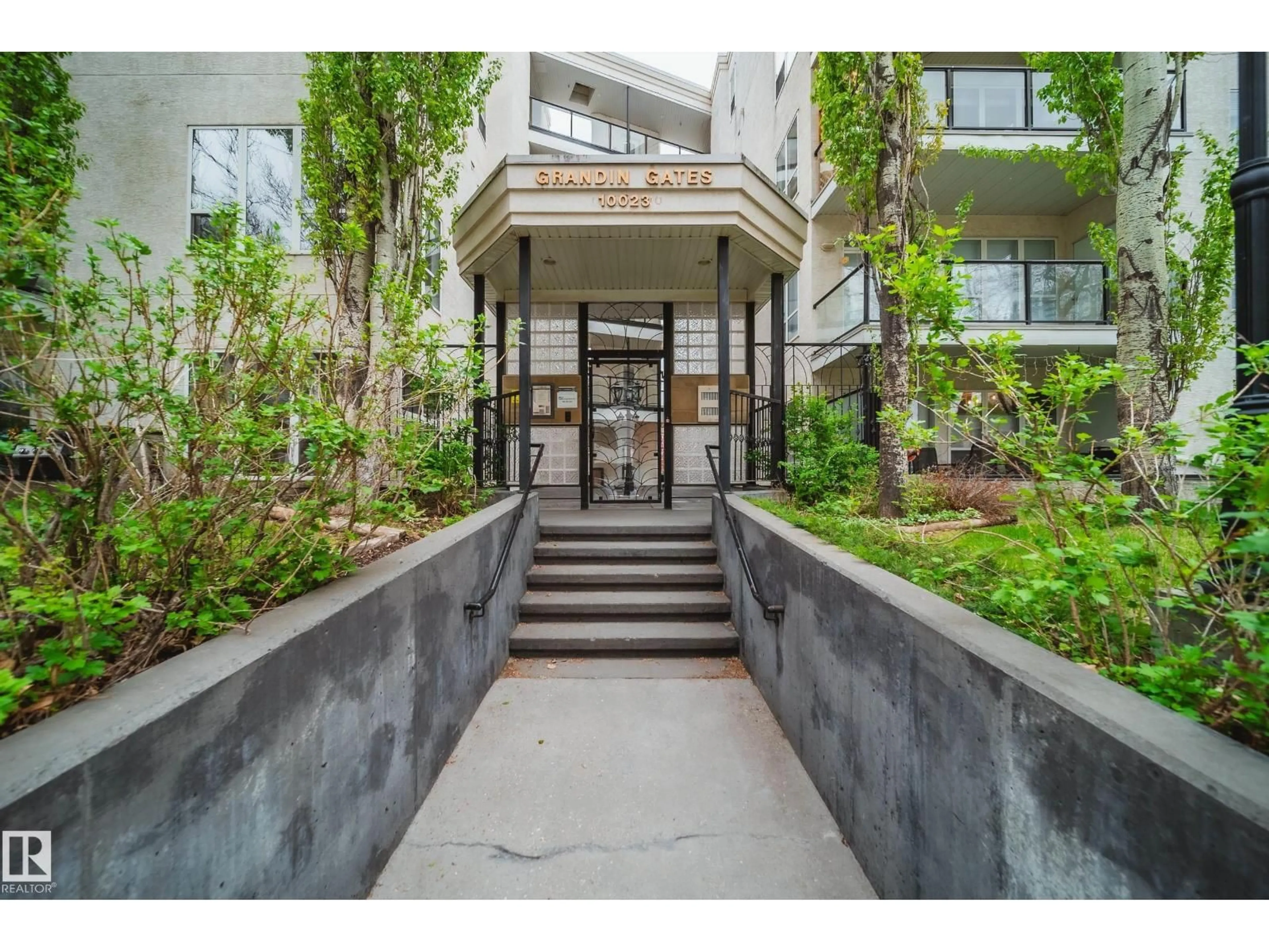 Indoor foyer for NW - 532 110 ST, Edmonton Alberta T5K1J5