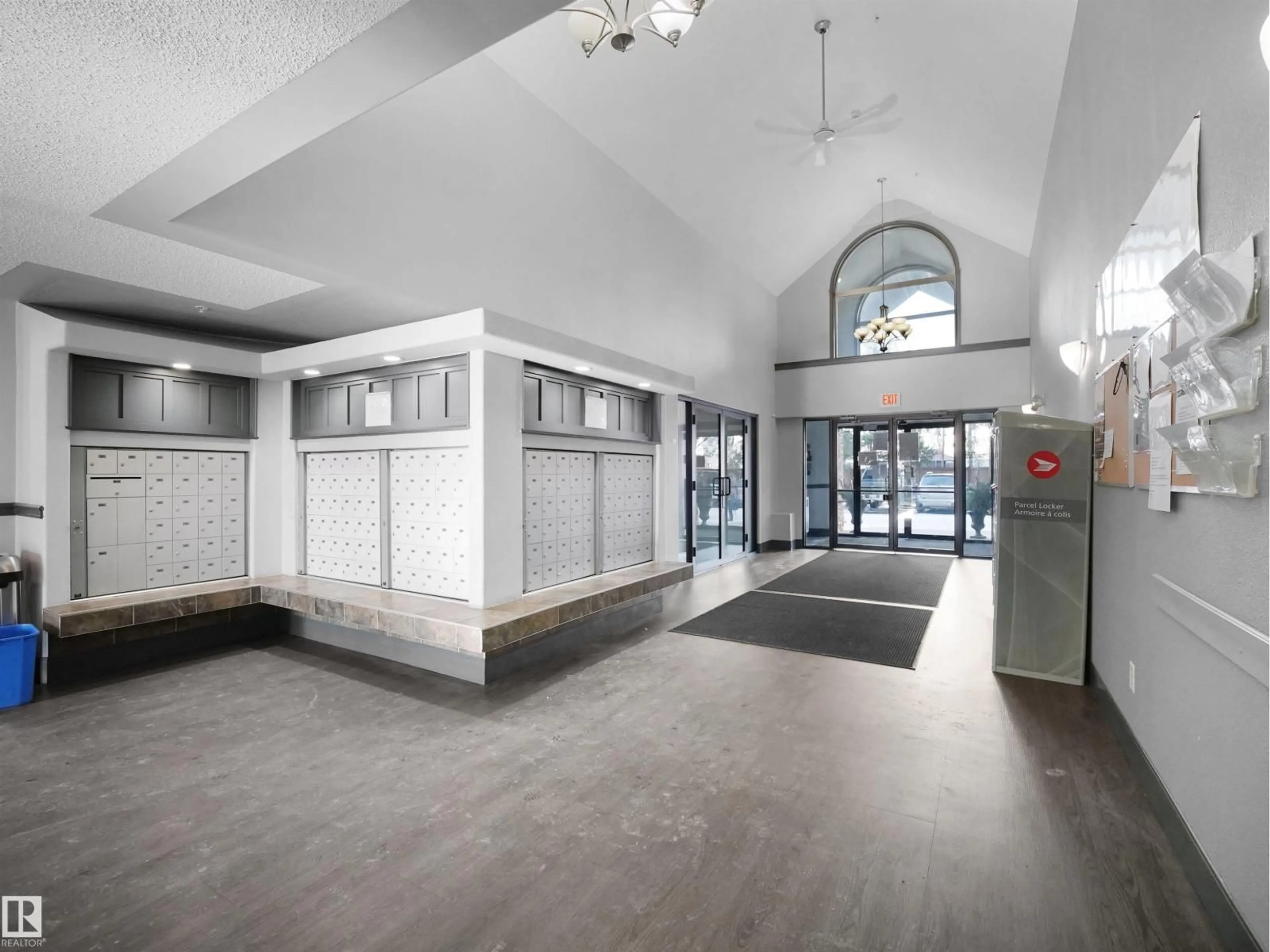 Indoor foyer for 318 3425 19 ST NW, Edmonton Alberta T6T2B5