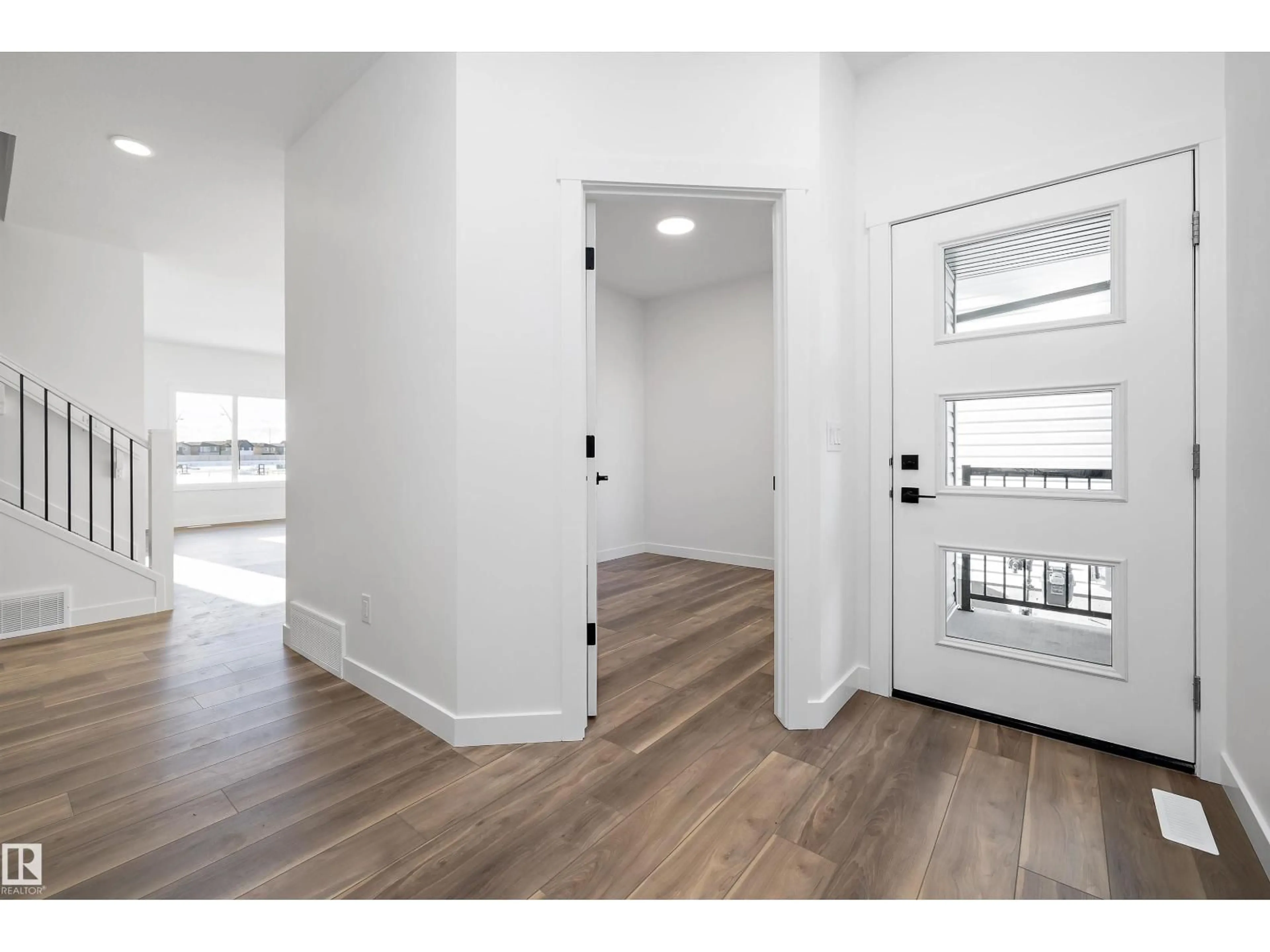 Indoor entryway for 18915 28 AV, Edmonton Alberta T6M3H9