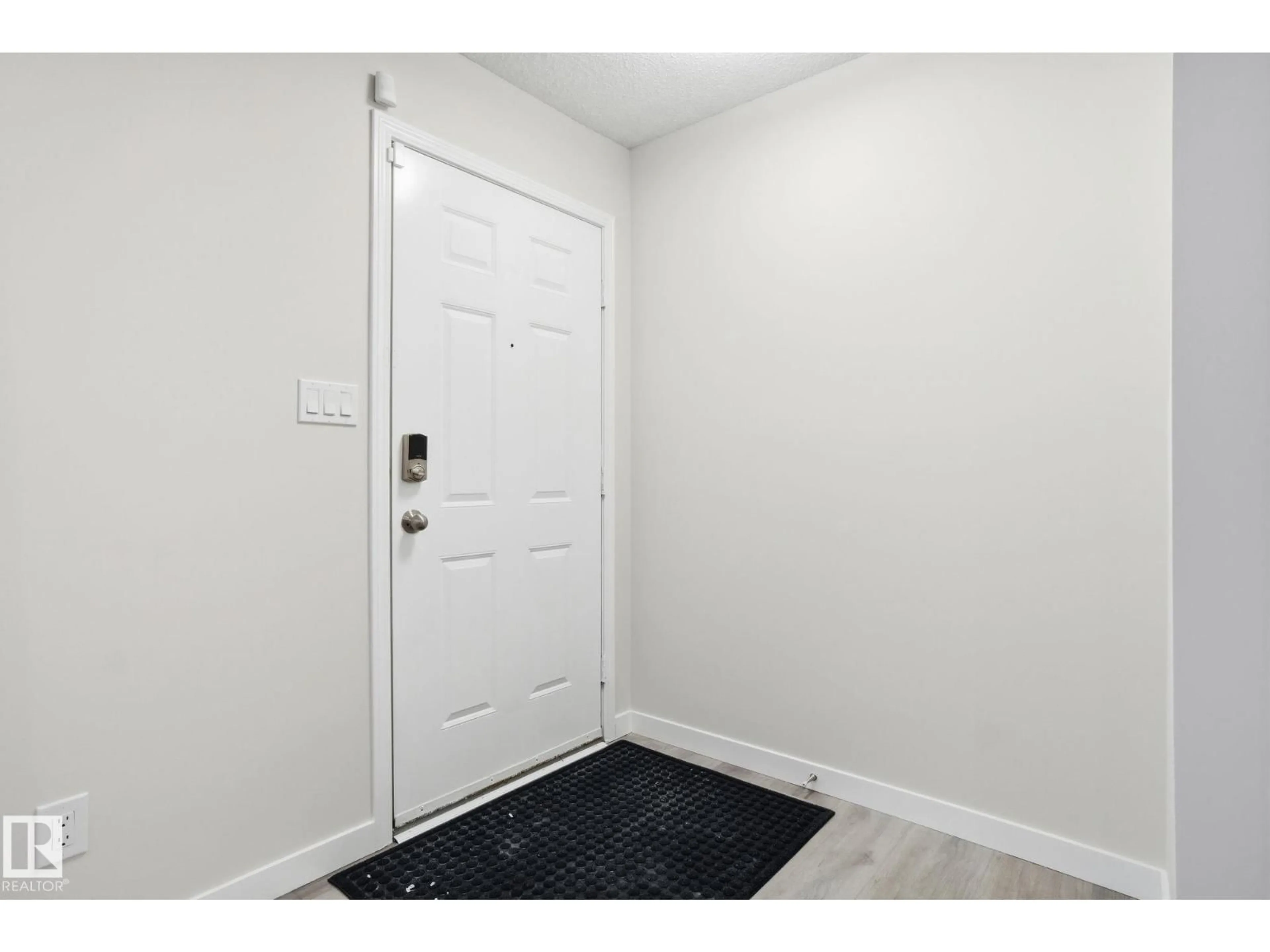 Indoor entryway for NW - 4035 38 ST, Edmonton Alberta T6L6W8