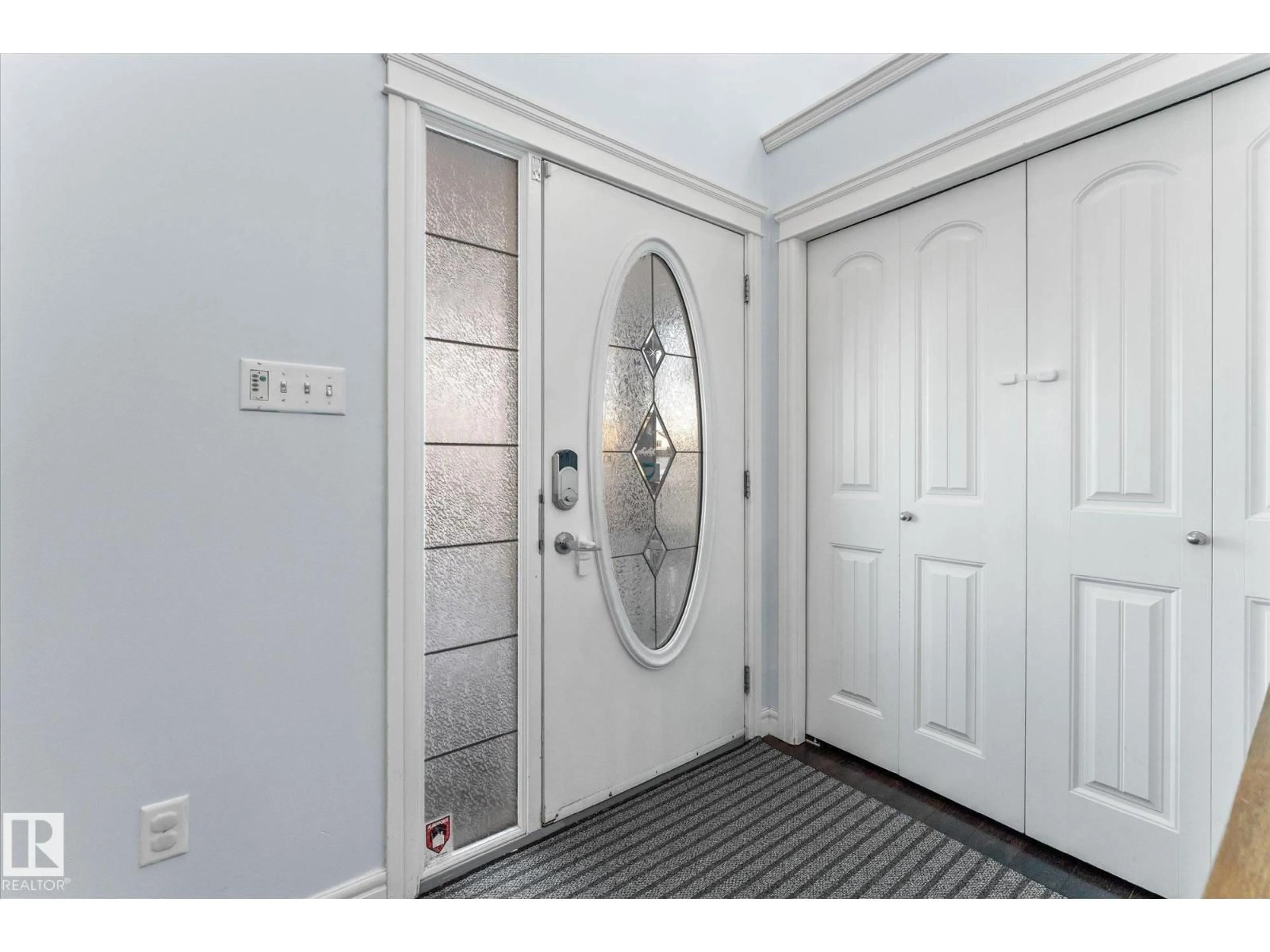 Indoor entryway for 35 SPRUCE VILLAGE DR, Spruce Grove Alberta T7X0H2